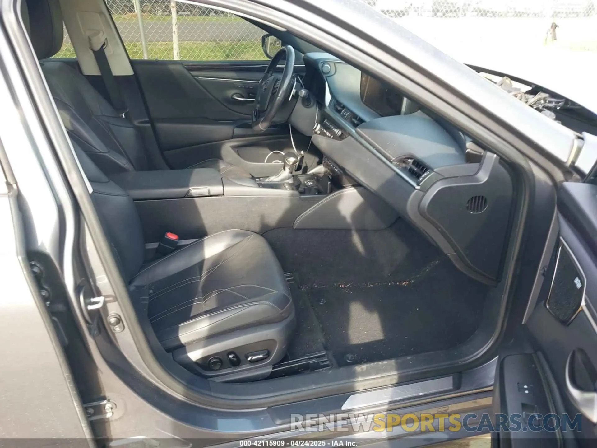 5 Photograph of a damaged car 58AEA1C13MU005774 LEXUS ES 300H 2021