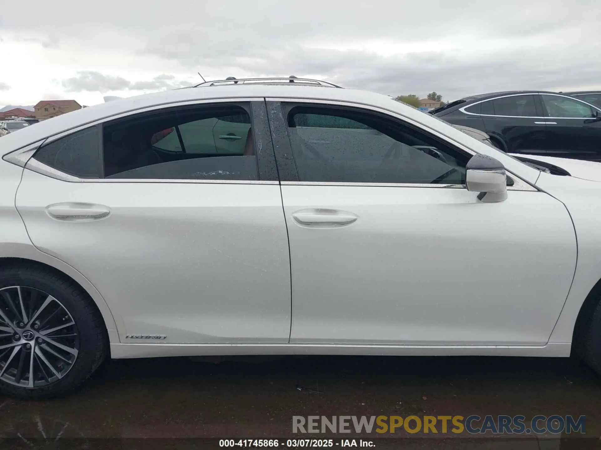 14 Photograph of a damaged car 58ADA1C11NU021128 LEXUS ES 300H 2022