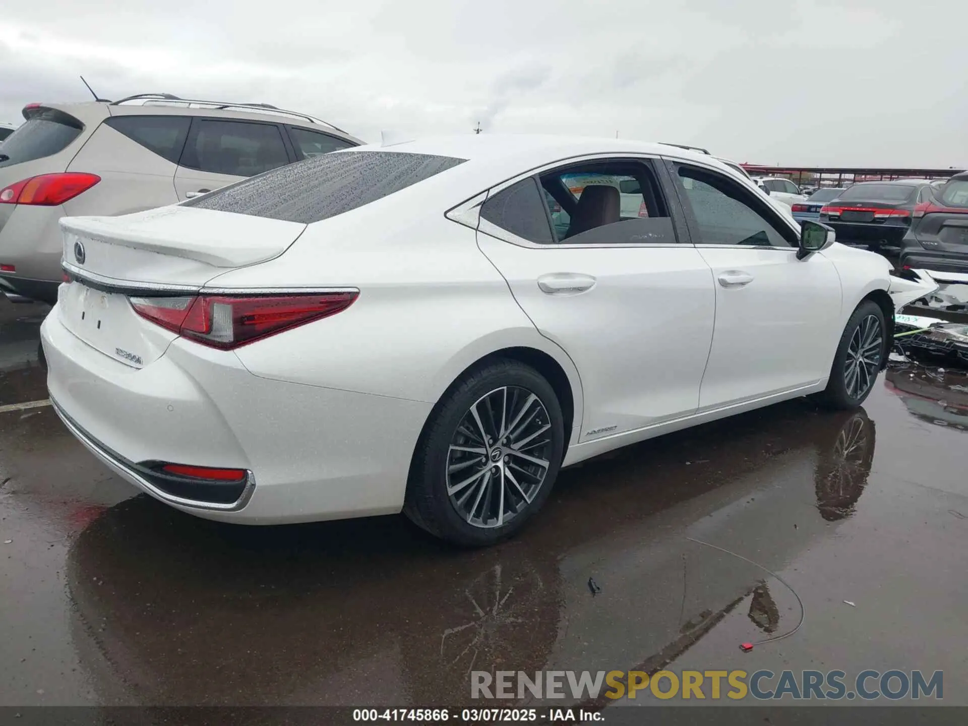 4 Photograph of a damaged car 58ADA1C11NU021128 LEXUS ES 300H 2022