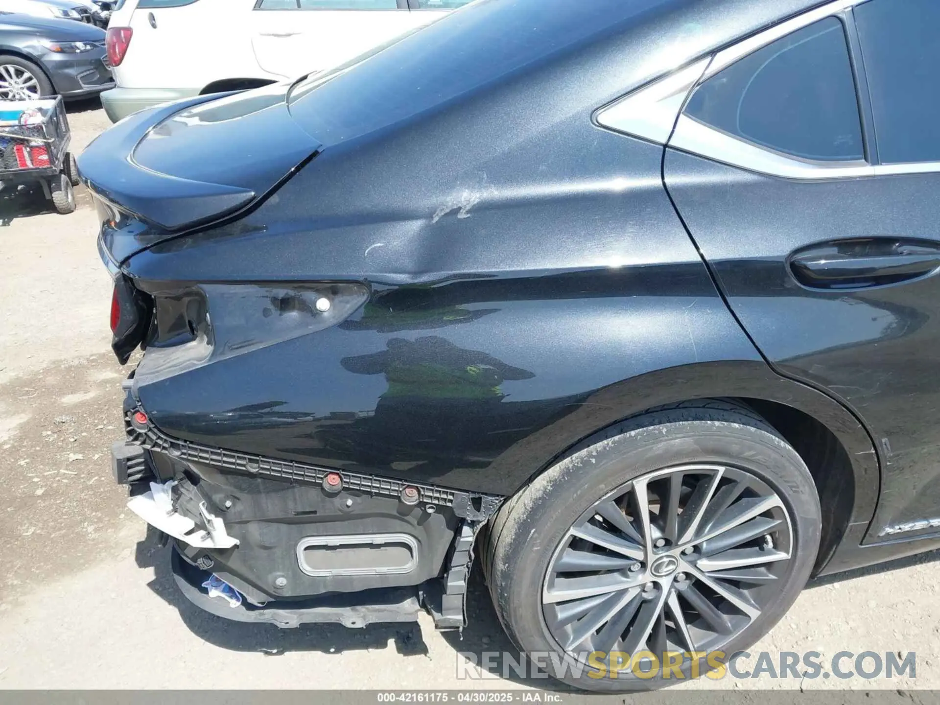 18 Photograph of a damaged car 58ADA1C13NU013399 LEXUS ES 300H 2022