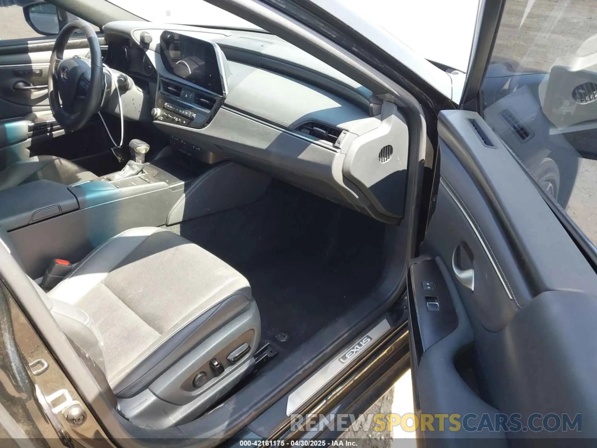 5 Photograph of a damaged car 58ADA1C13NU013399 LEXUS ES 300H 2022