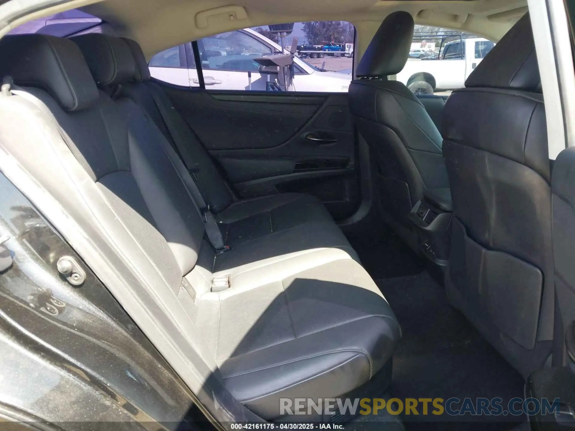 8 Photograph of a damaged car 58ADA1C13NU013399 LEXUS ES 300H 2022