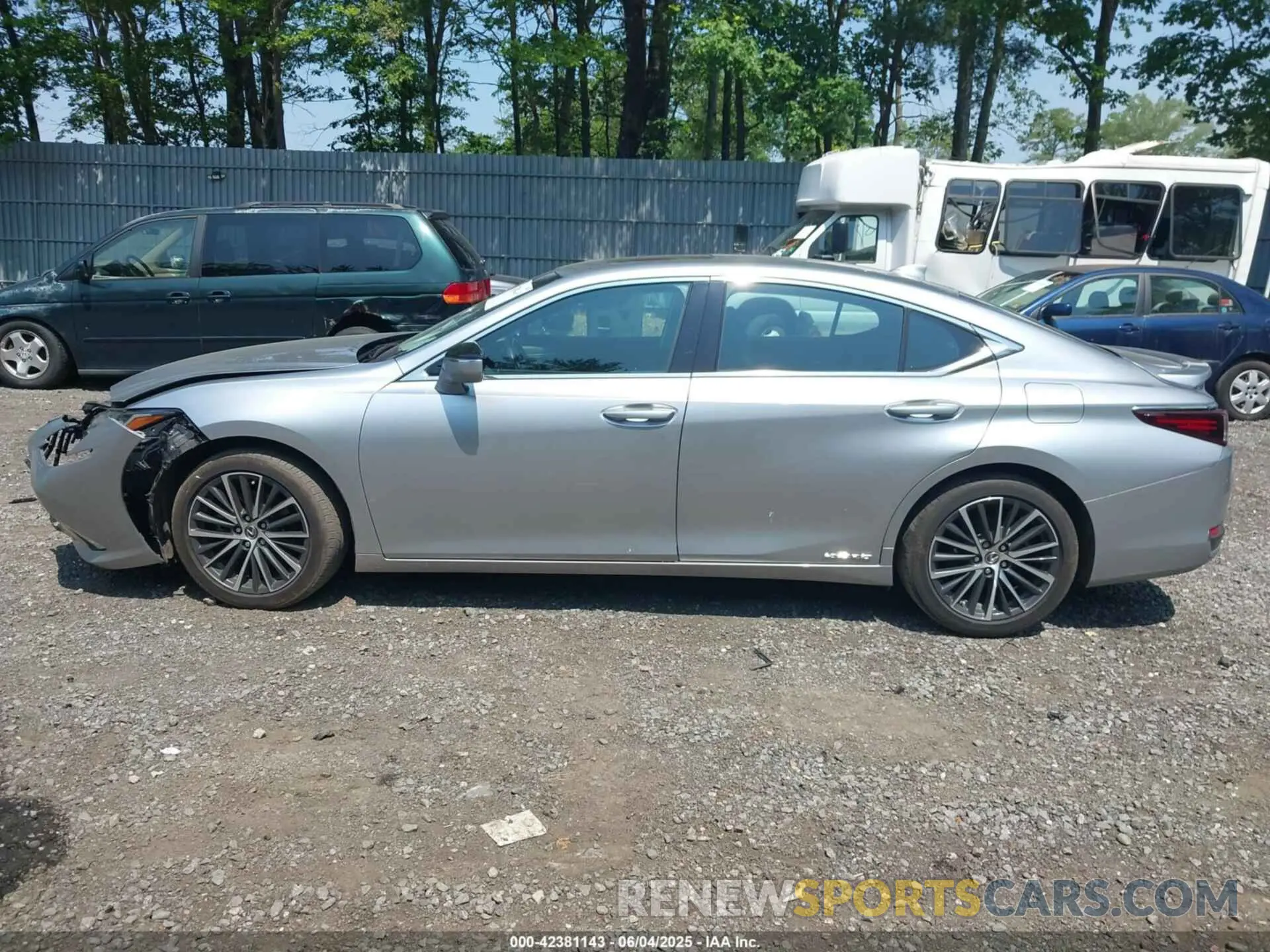 14 Photograph of a damaged car 58ADA1C13NU017386 LEXUS ES 300H 2022