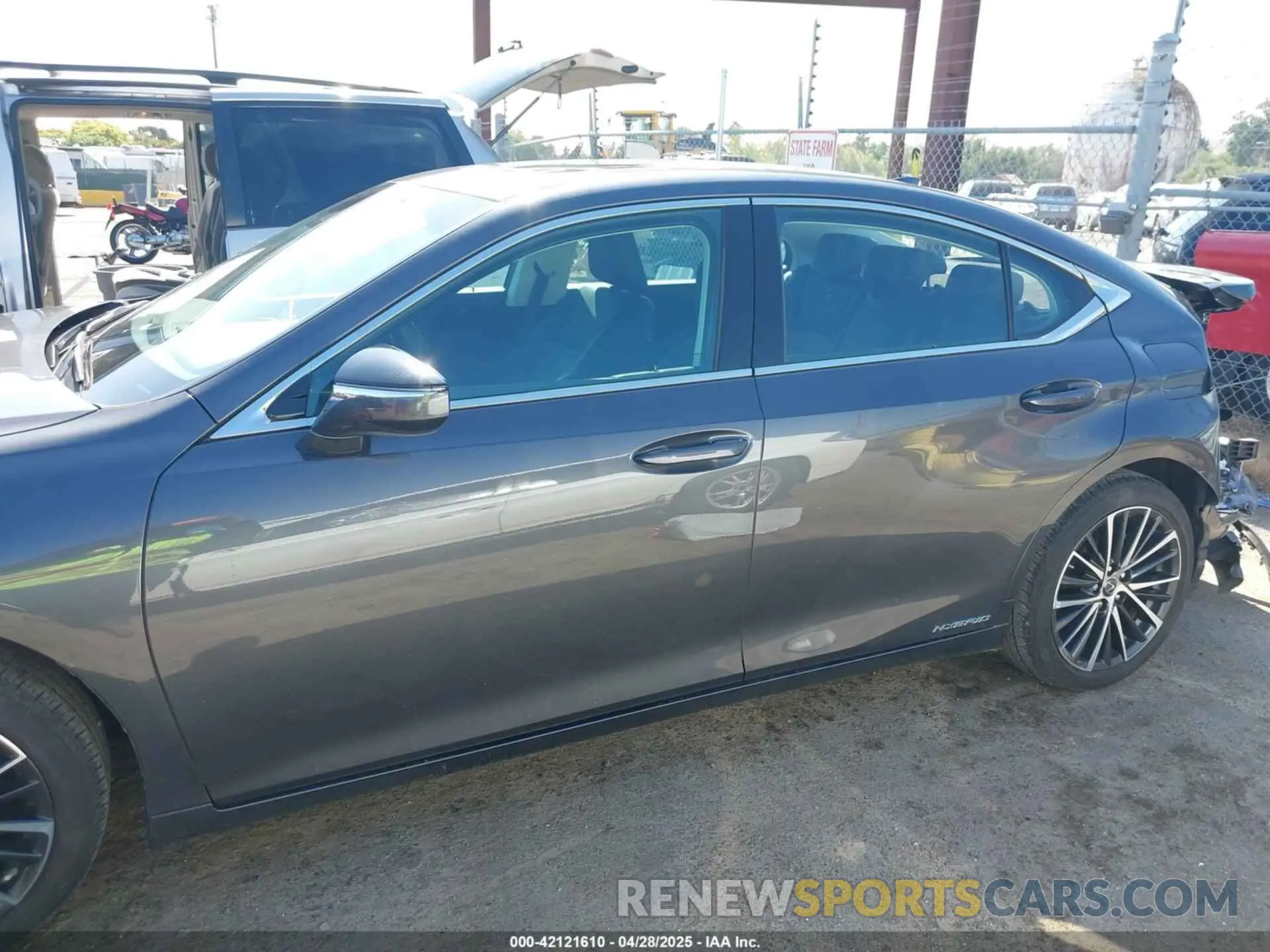 14 Photograph of a damaged car 58ADA1C15NU026266 LEXUS ES 300H 2022