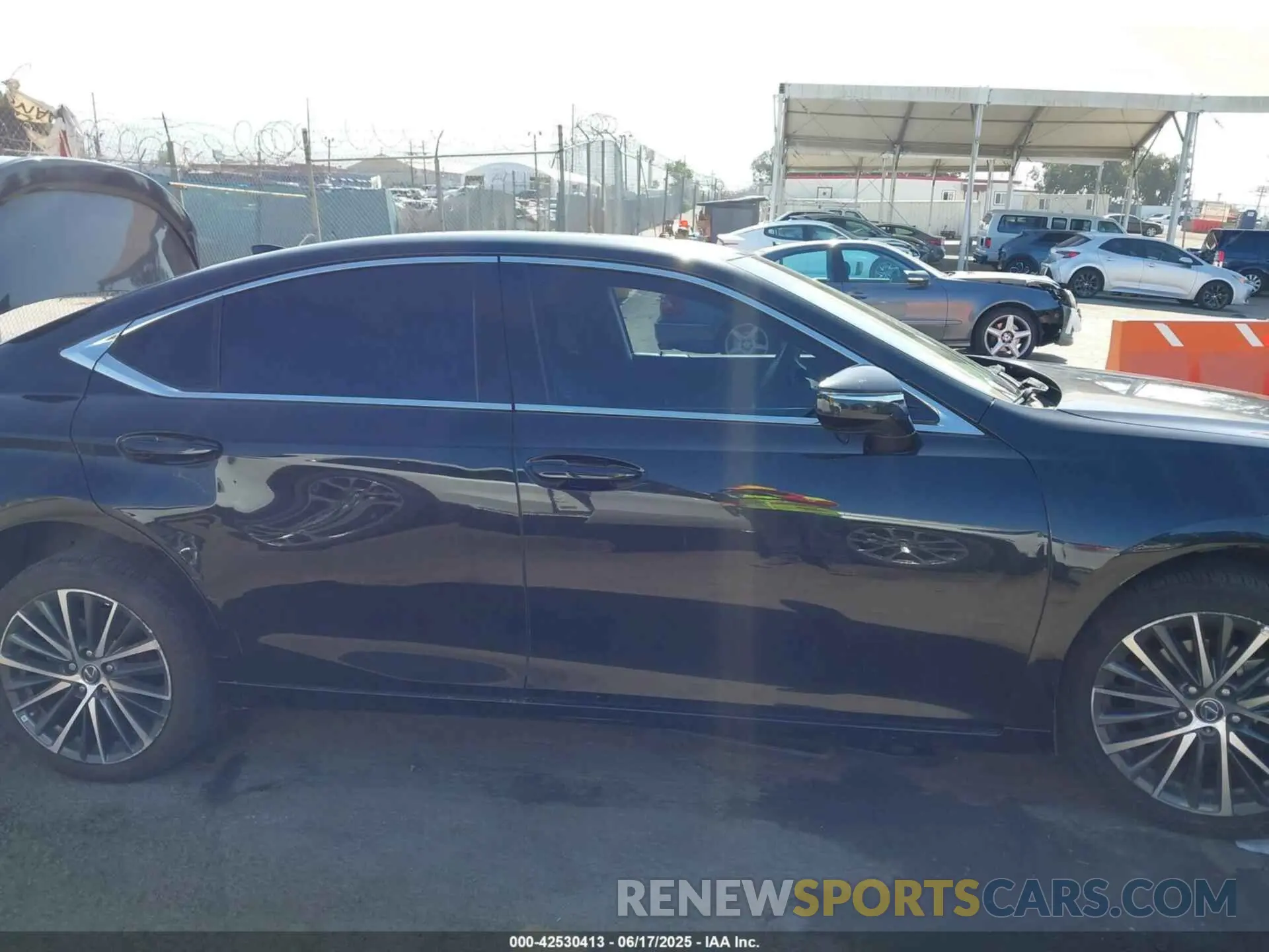 14 Photograph of a damaged car 58ADA1C17NU017942 LEXUS ES 300H 2022