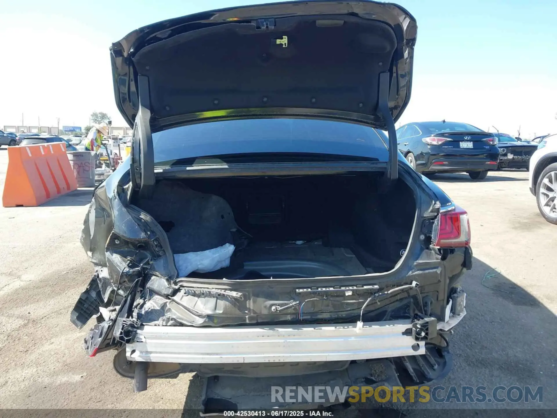 17 Photograph of a damaged car 58ADA1C17NU017942 LEXUS ES 300H 2022