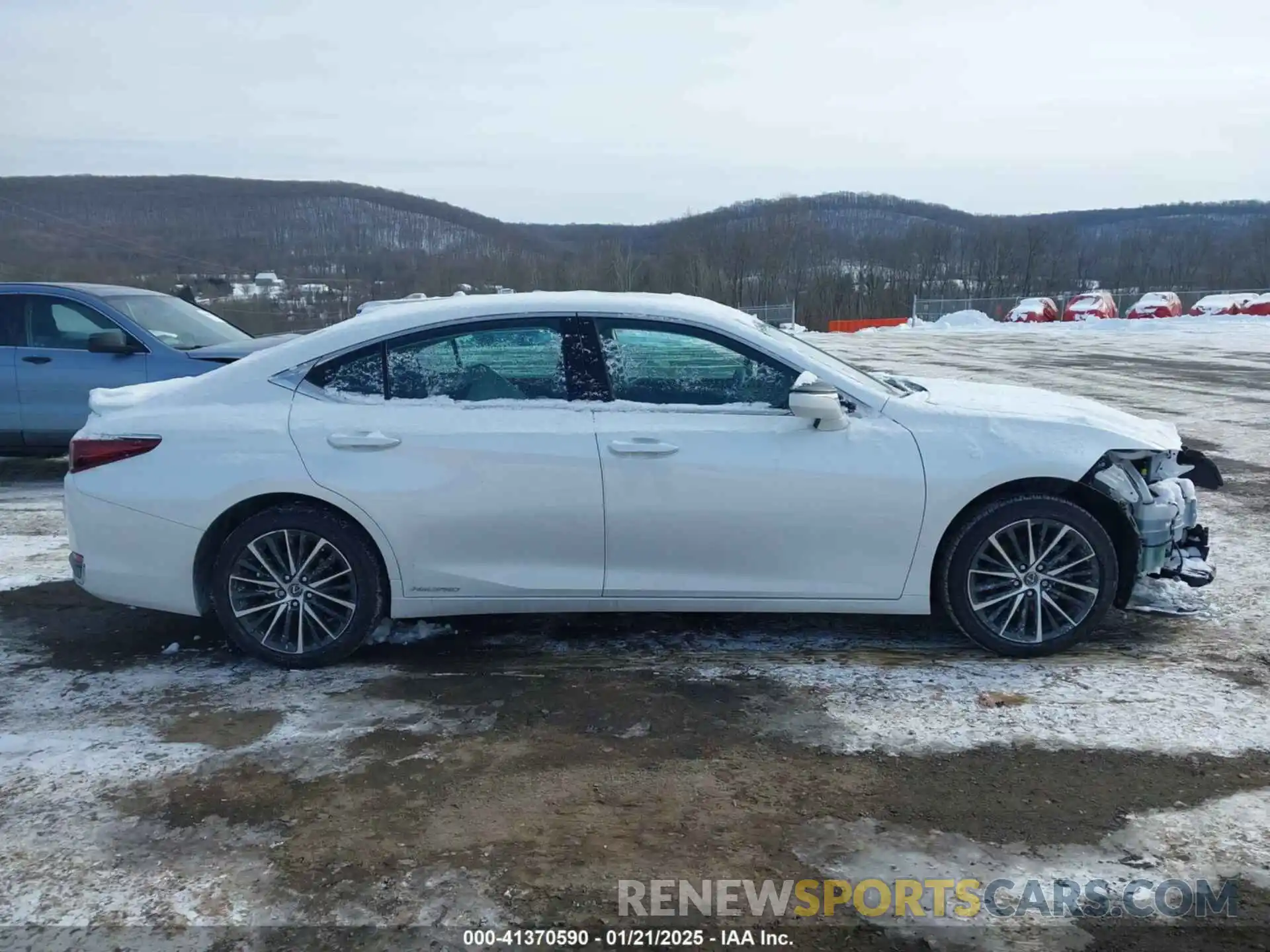 14 Photograph of a damaged car 58ADA1C17NU025202 LEXUS ES 300H 2022