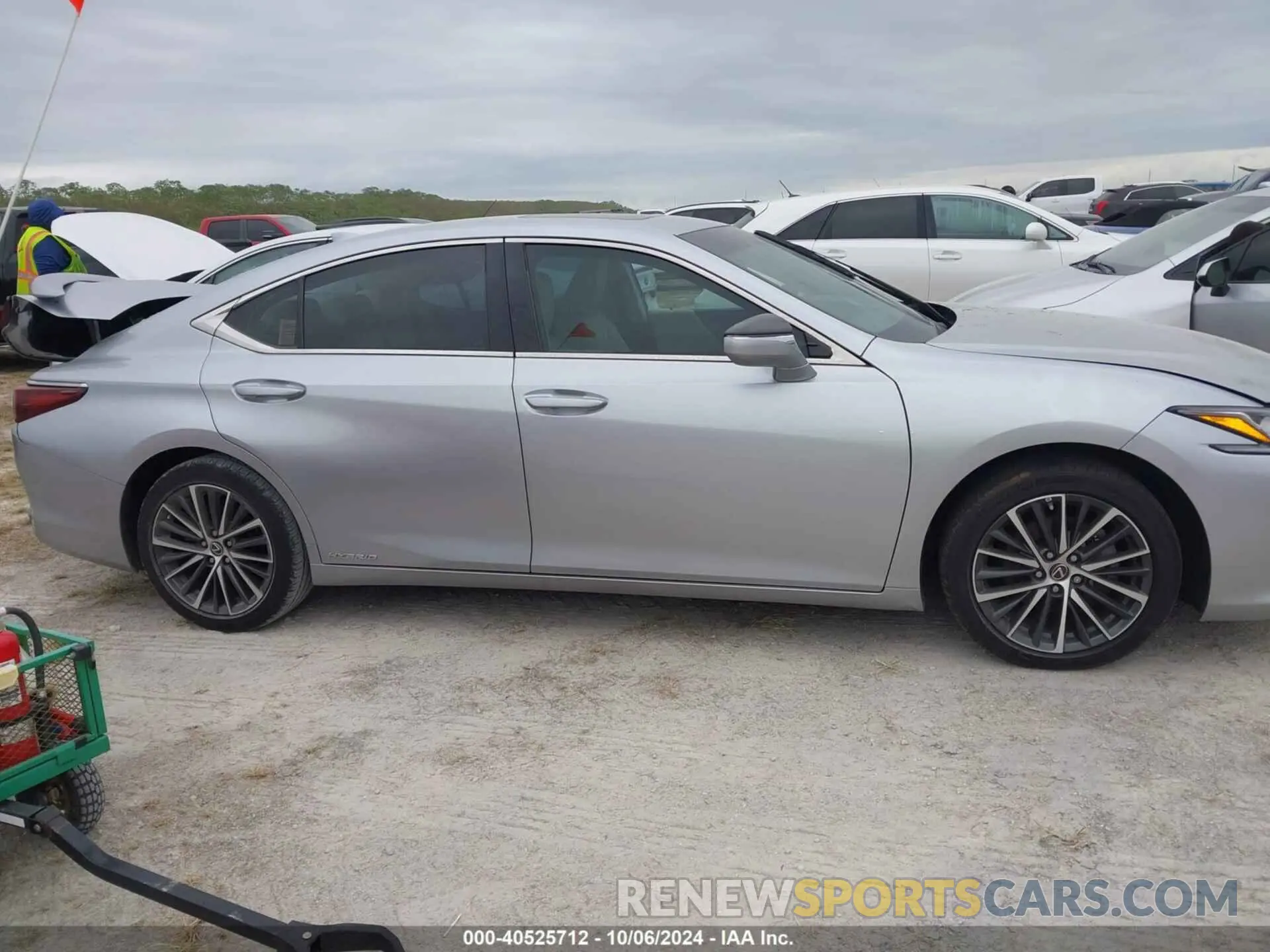 13 Photograph of a damaged car 58ADA1C1XNU015697 LEXUS ES 300H 2022