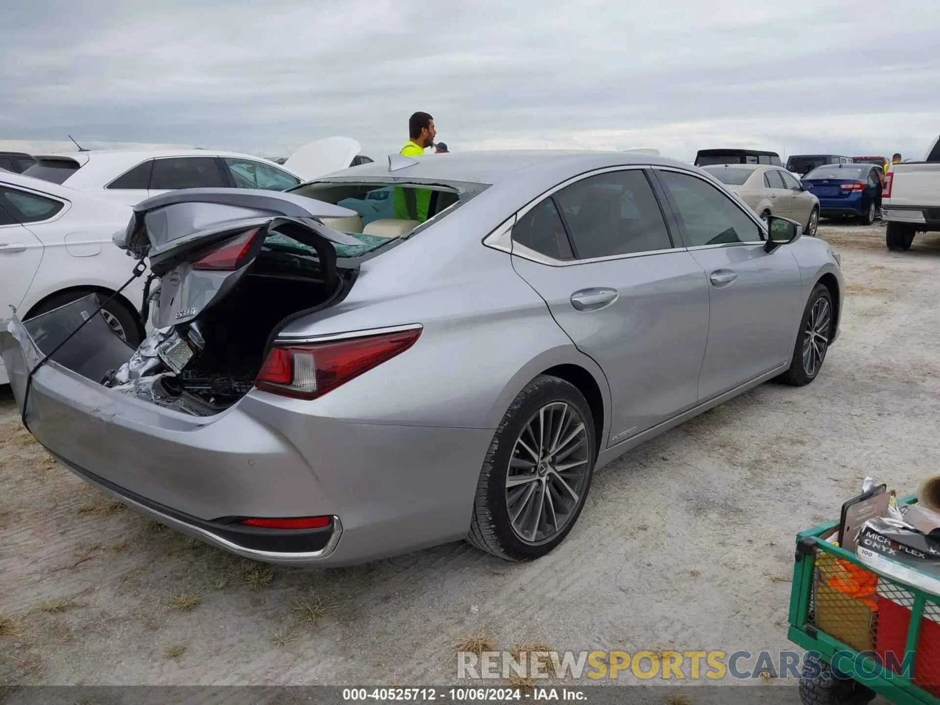 4 Photograph of a damaged car 58ADA1C1XNU015697 LEXUS ES 300H 2022