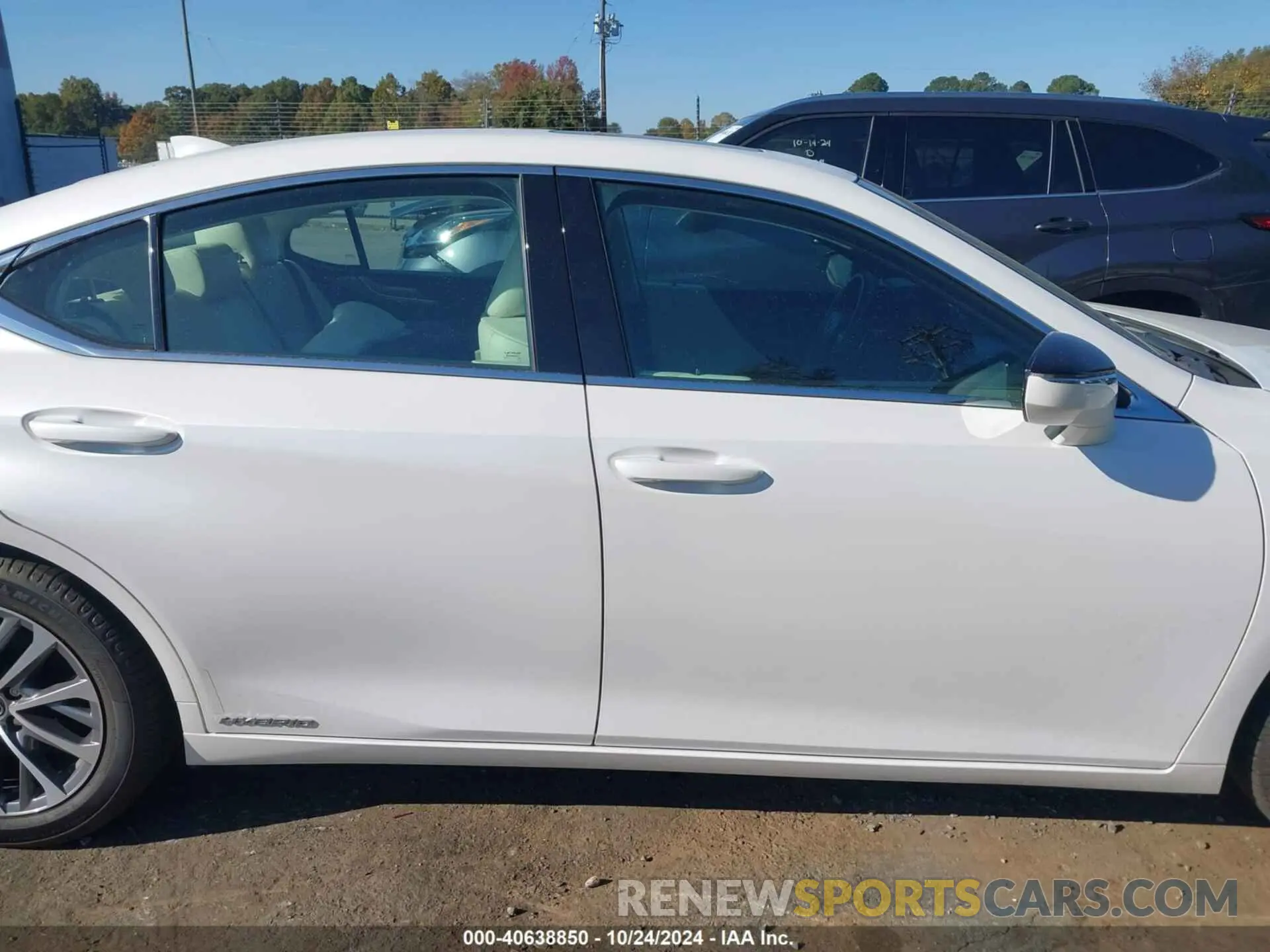 13 Photograph of a damaged car 58ADA1C1XNU017546 LEXUS ES 300H 2022