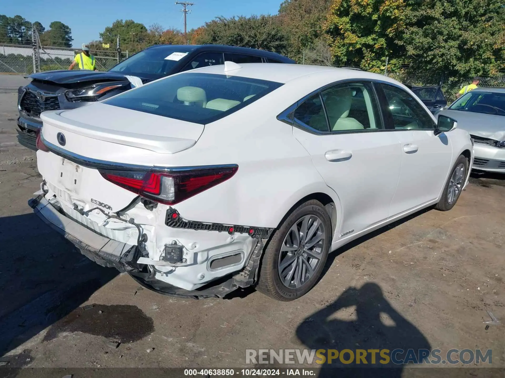 4 Photograph of a damaged car 58ADA1C1XNU017546 LEXUS ES 300H 2022