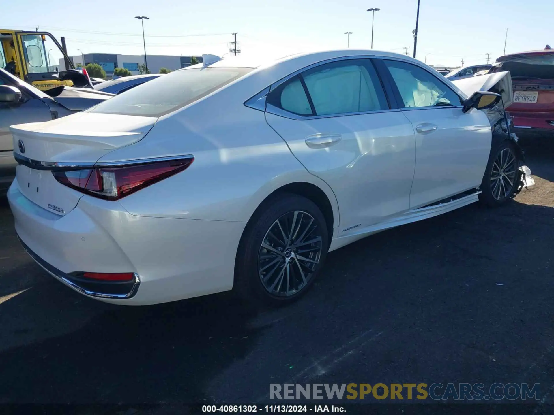 4 Photograph of a damaged car 58ADA1C1XNU023556 LEXUS ES 300H 2022