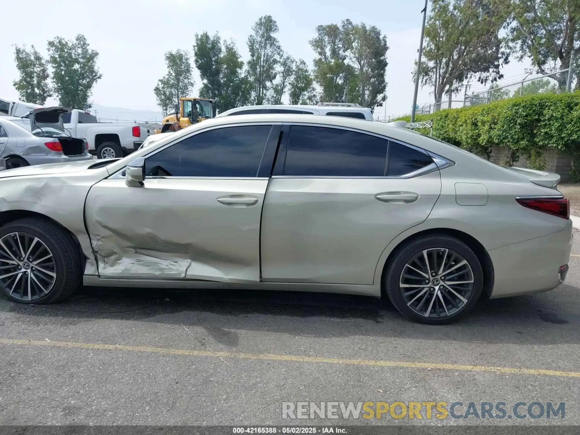 14 Photograph of a damaged car 58ADA1C11PU031239 LEXUS ES 300H 2023