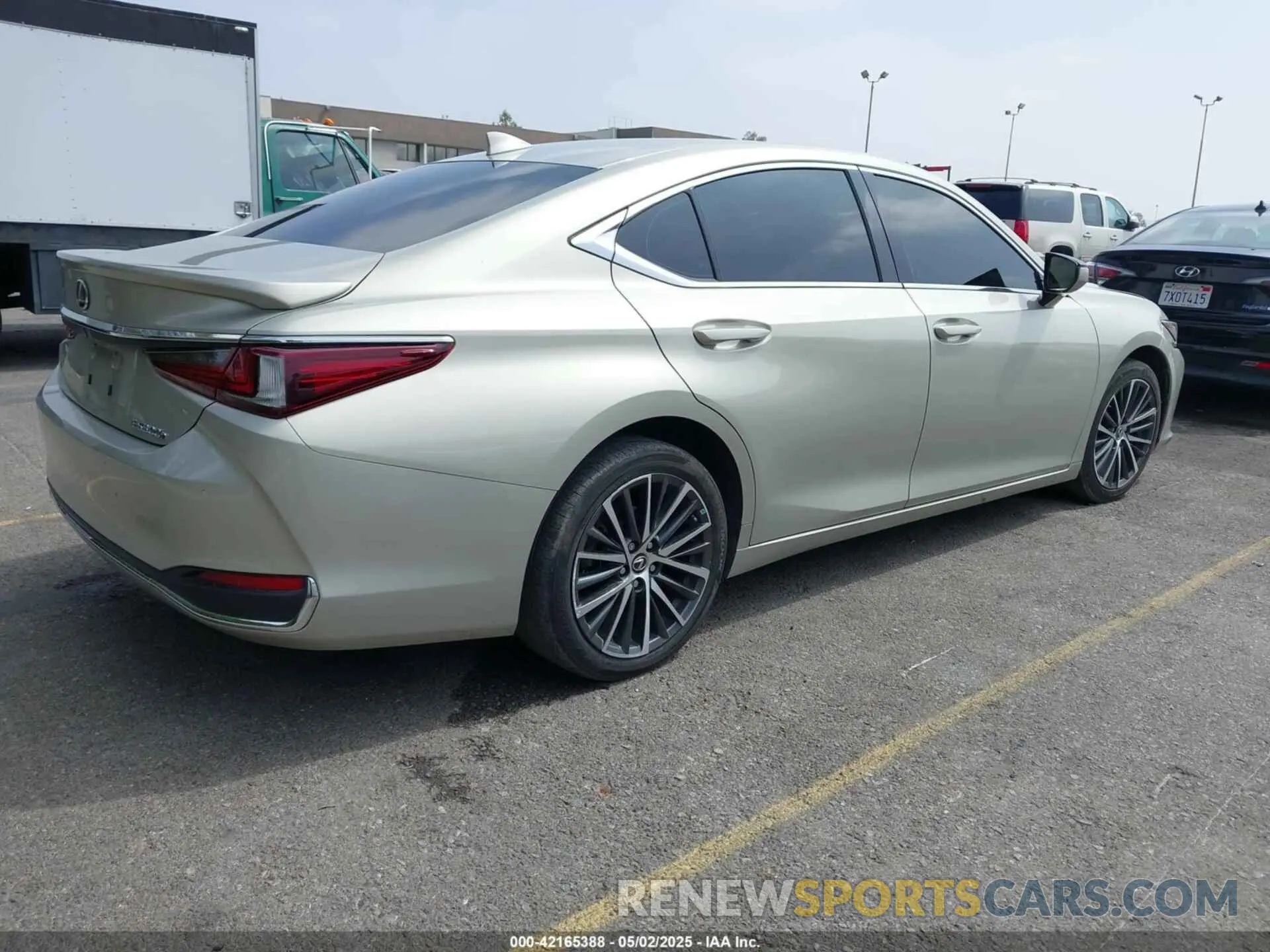 4 Photograph of a damaged car 58ADA1C11PU031239 LEXUS ES 300H 2023