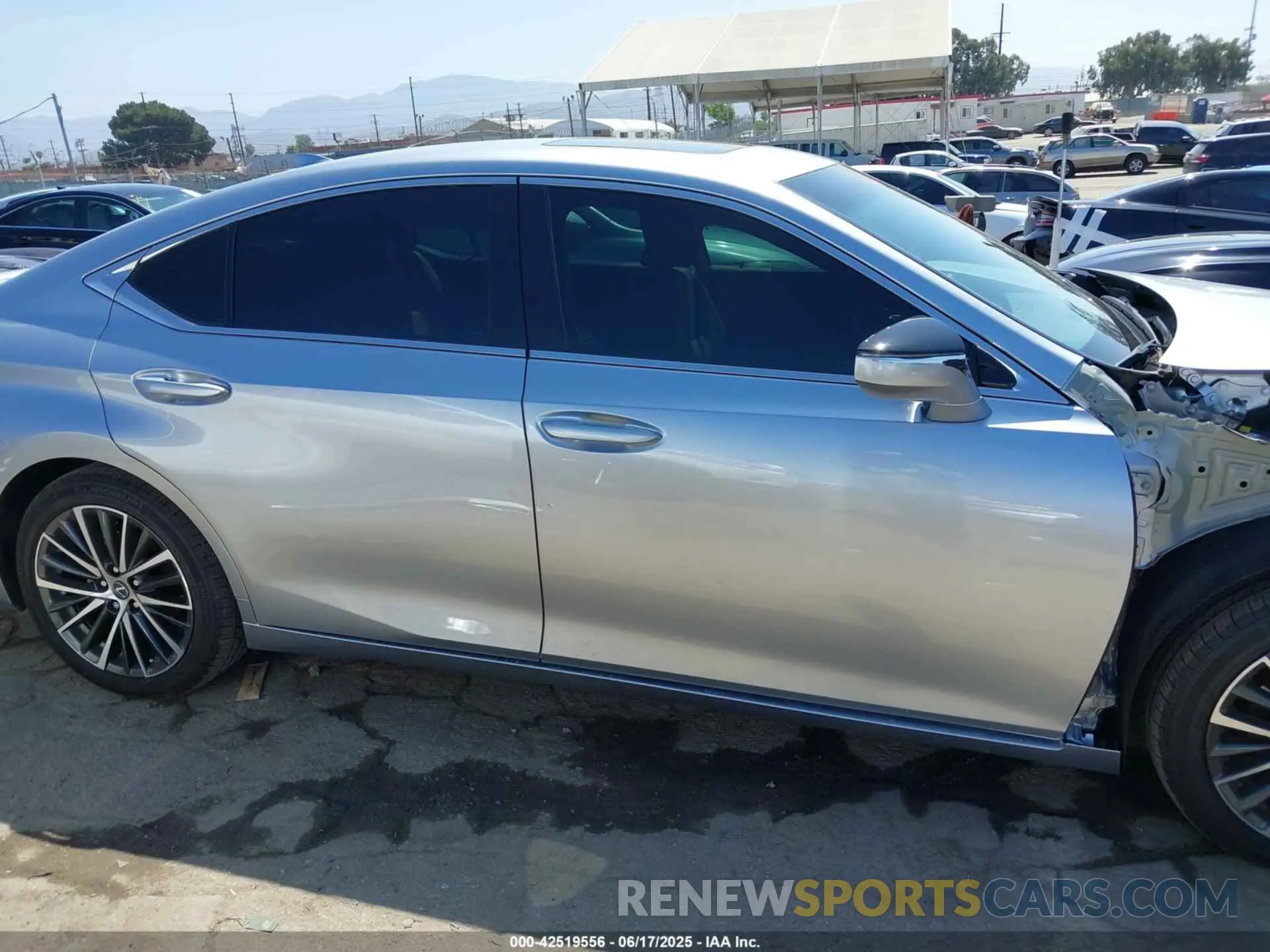 14 Photograph of a damaged car 58ADA1C12PU035669 LEXUS ES 300H 2023