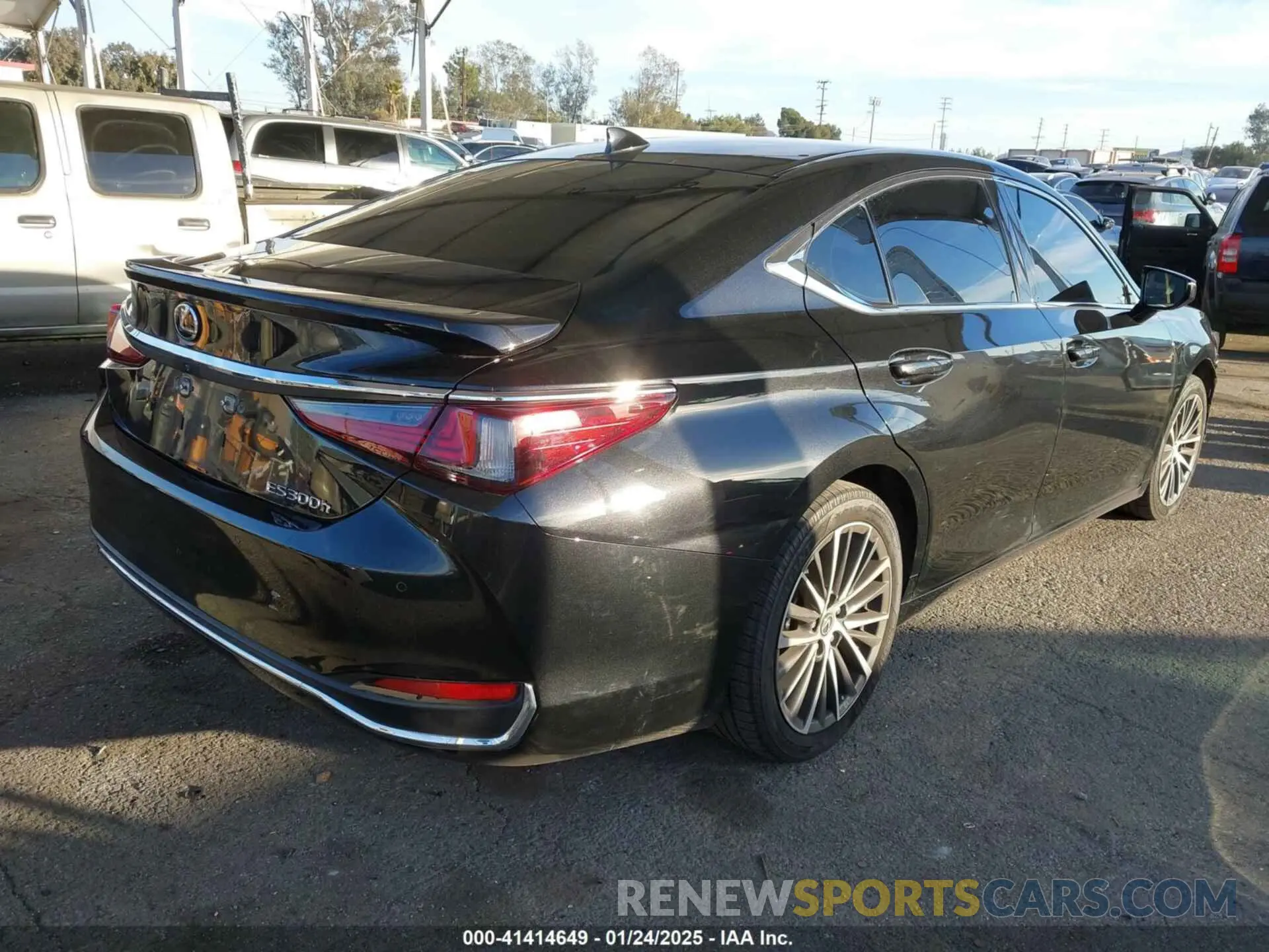 4 Photograph of a damaged car 58ADA1C13PU033123 LEXUS ES 300H 2023