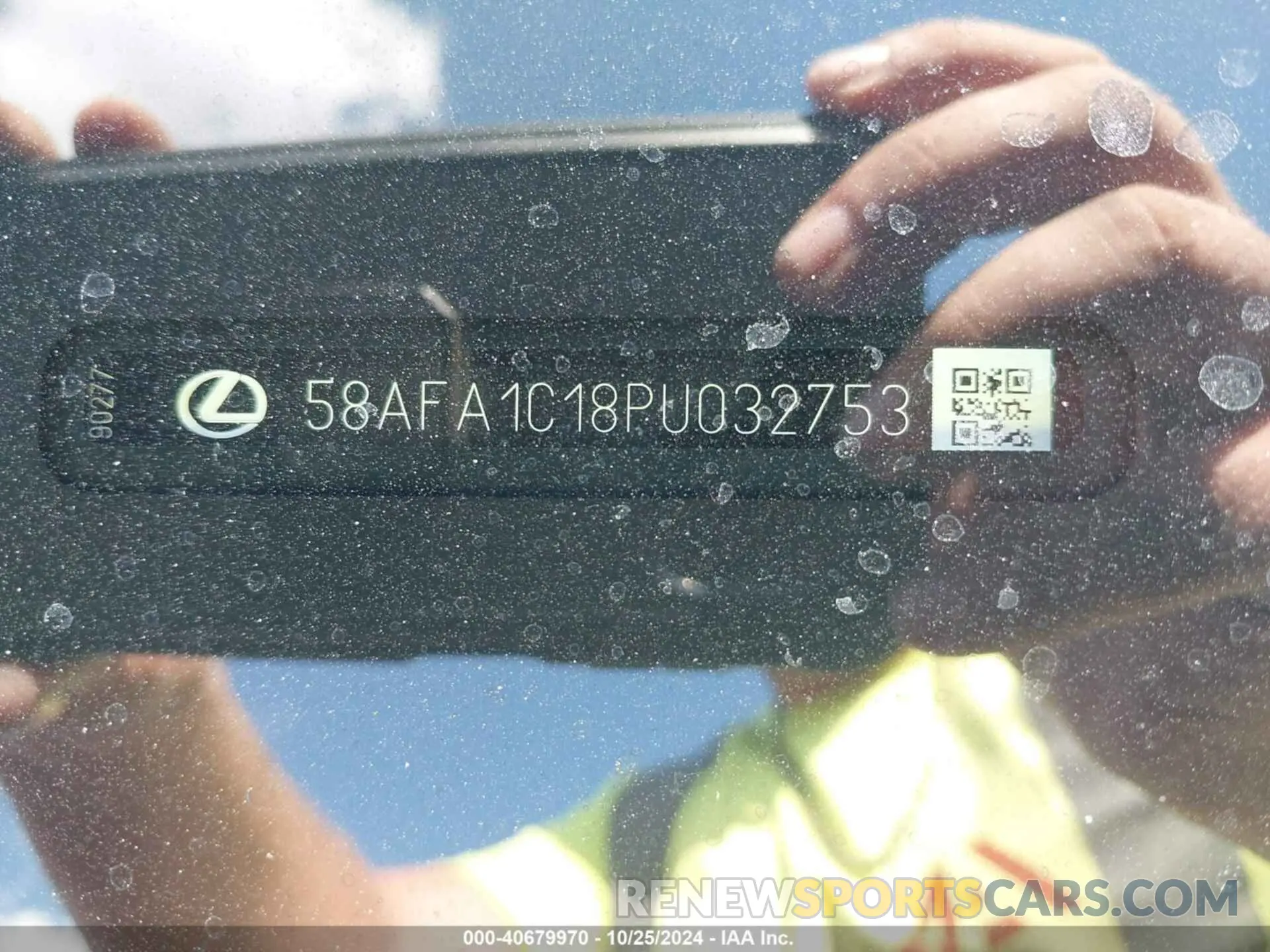 17 Photograph of a damaged car 58AFA1C18PU032753 LEXUS ES 300H 2023