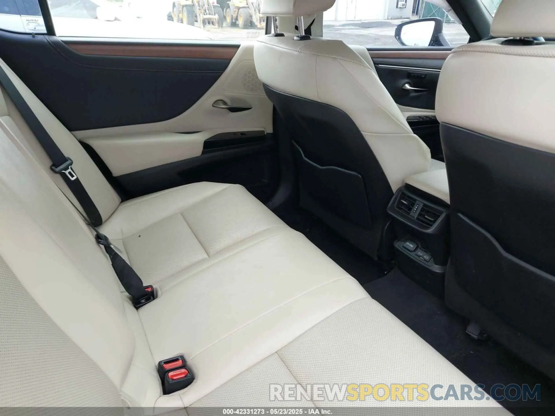8 Photograph of a damaged car 58ADA1C15RU037967 LEXUS ES 300H 2024