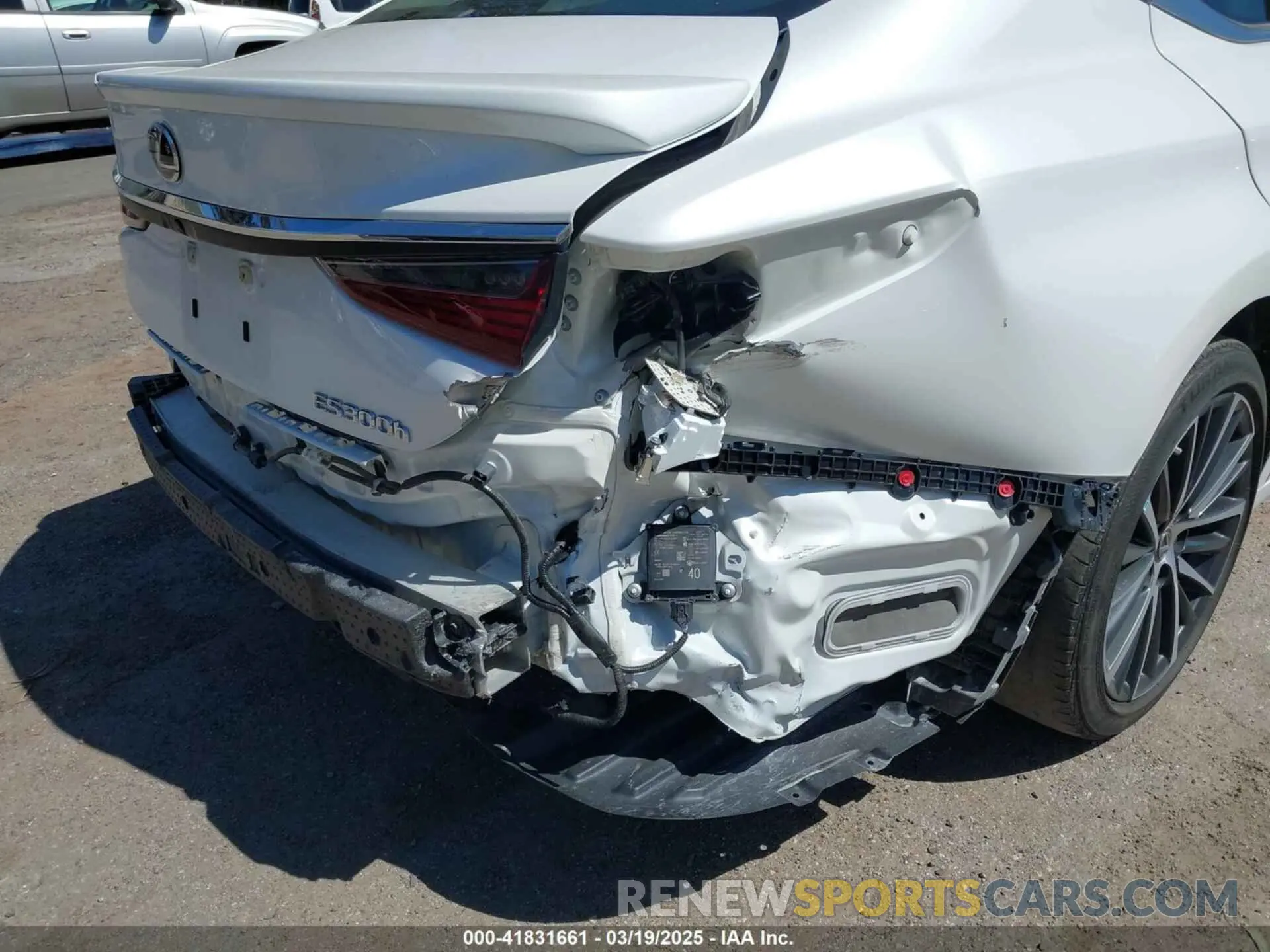18 Photograph of a damaged car 58ADA1C16RU039730 LEXUS ES 300H 2024