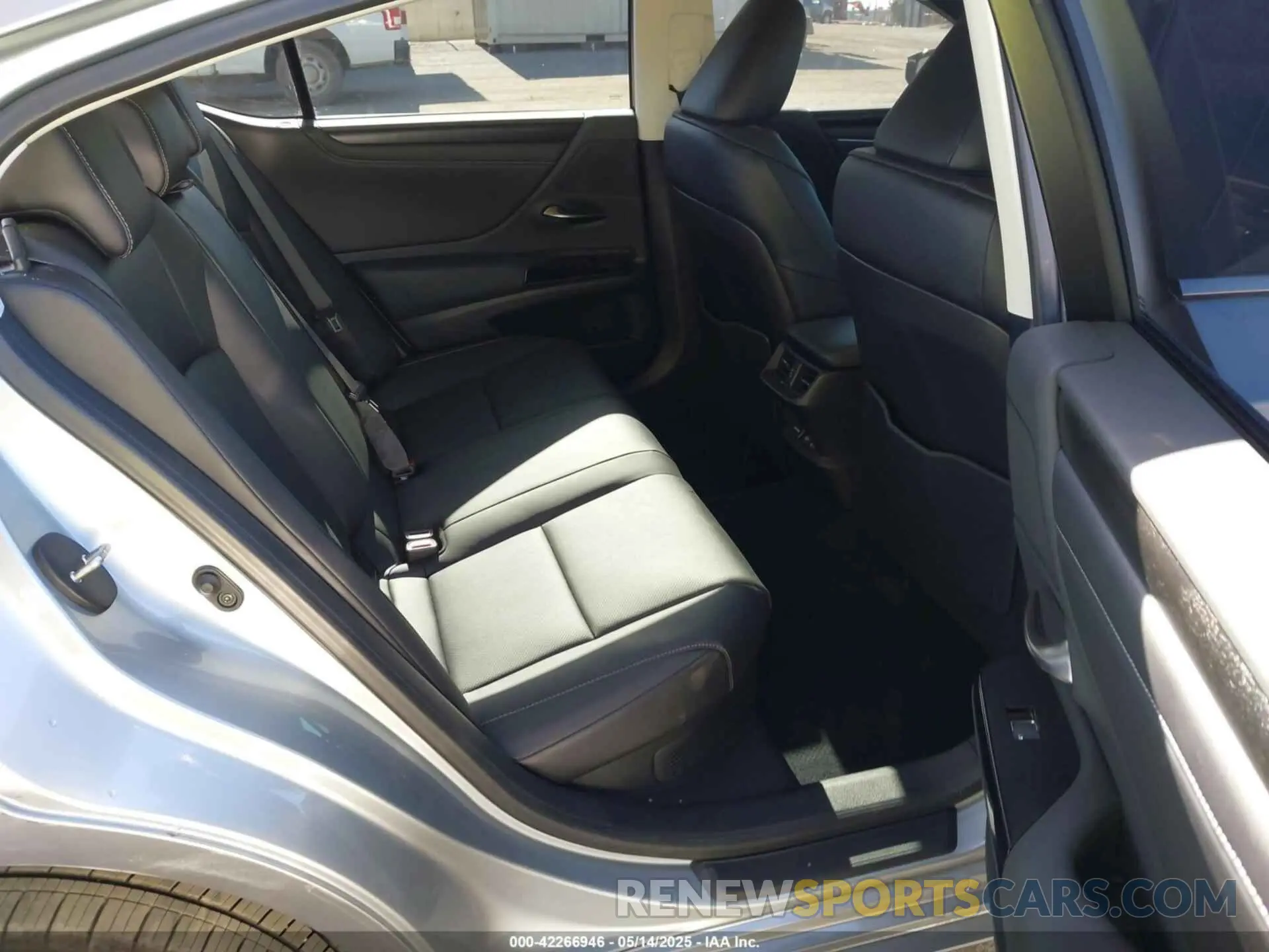 8 Photograph of a damaged car 58ADA1C17RU053992 LEXUS ES 300H 2024
