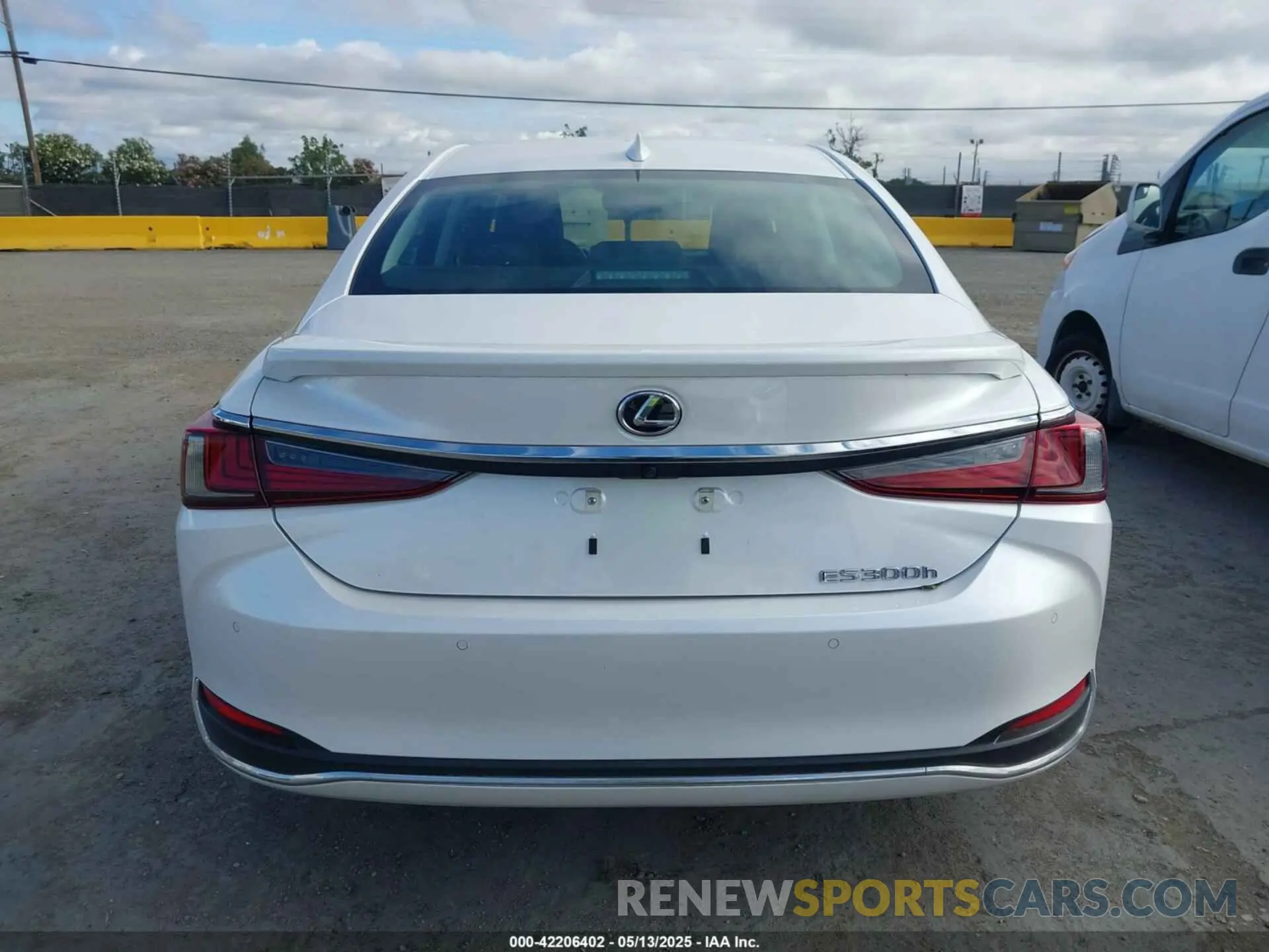 16 Photograph of a damaged car 58AEA1C10RU048315 LEXUS ES 300H 2024