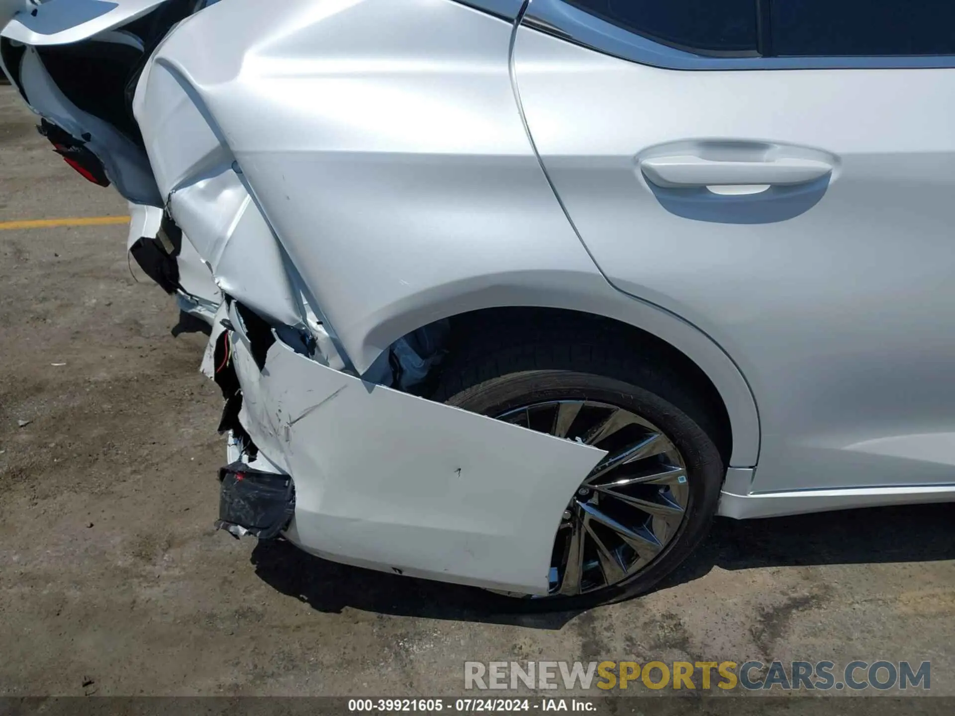 17 Photograph of a damaged car 58AEA1C10RU050999 LEXUS ES 300H 2024
