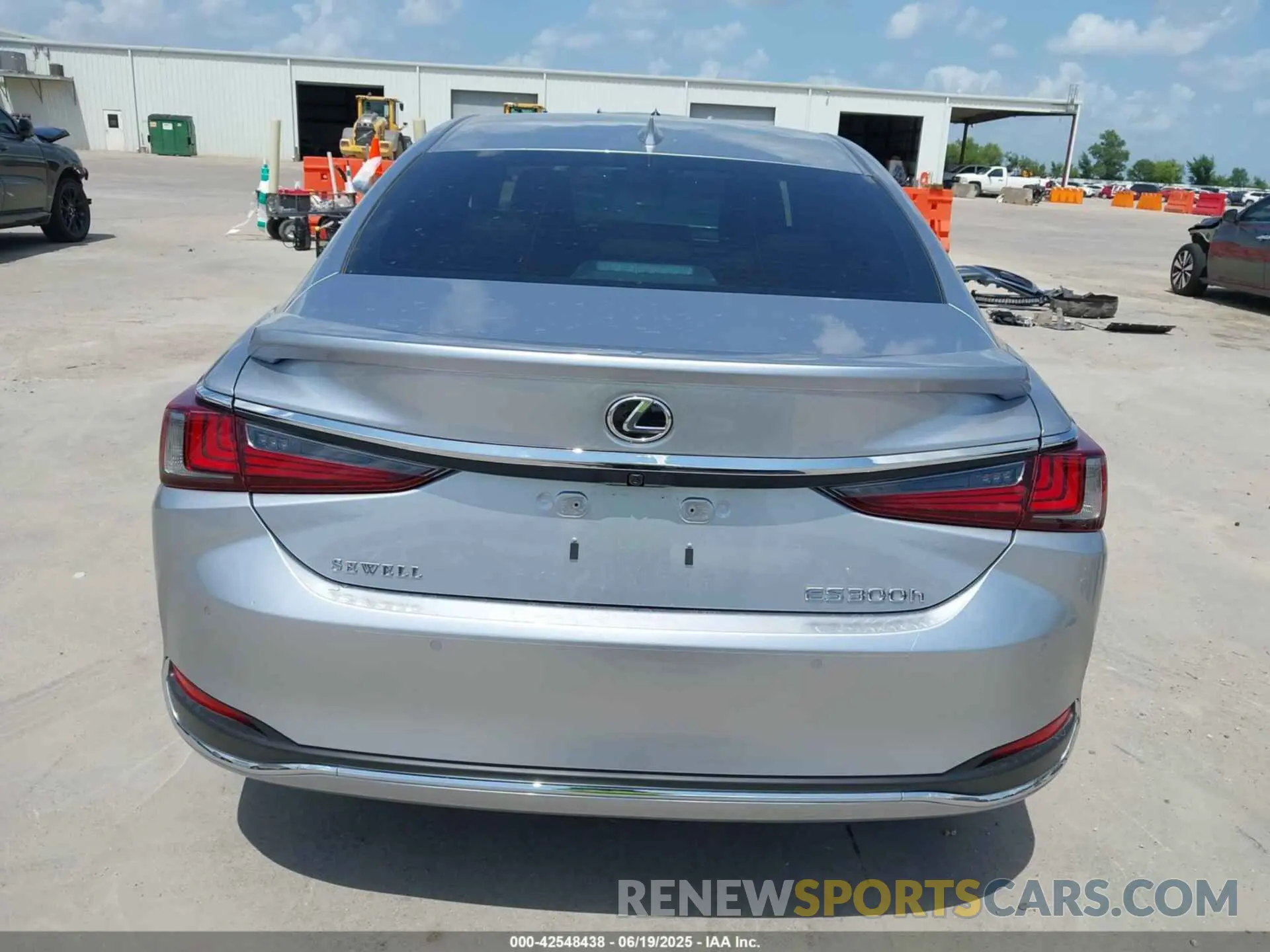 17 Photograph of a damaged car 58AEA1C15RU042140 LEXUS ES 300H 2024