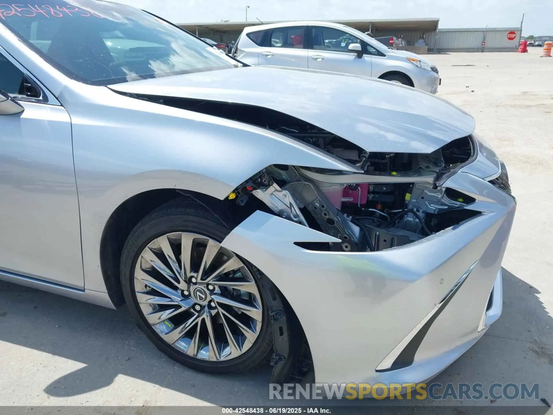 19 Photograph of a damaged car 58AEA1C15RU042140 LEXUS ES 300H 2024