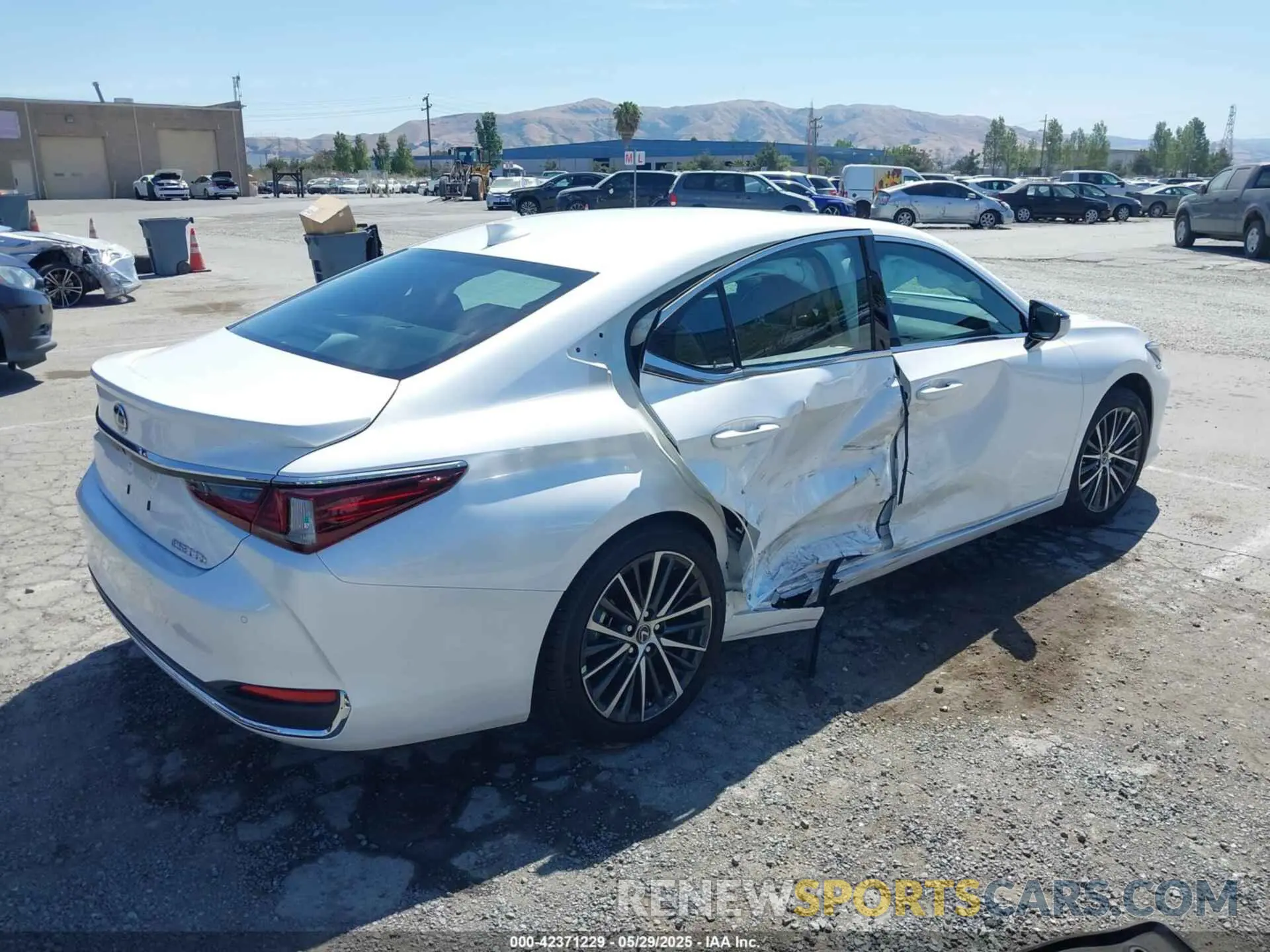 4 Photograph of a damaged car 58ADA1C11SU055520 LEXUS ES 300H 2025
