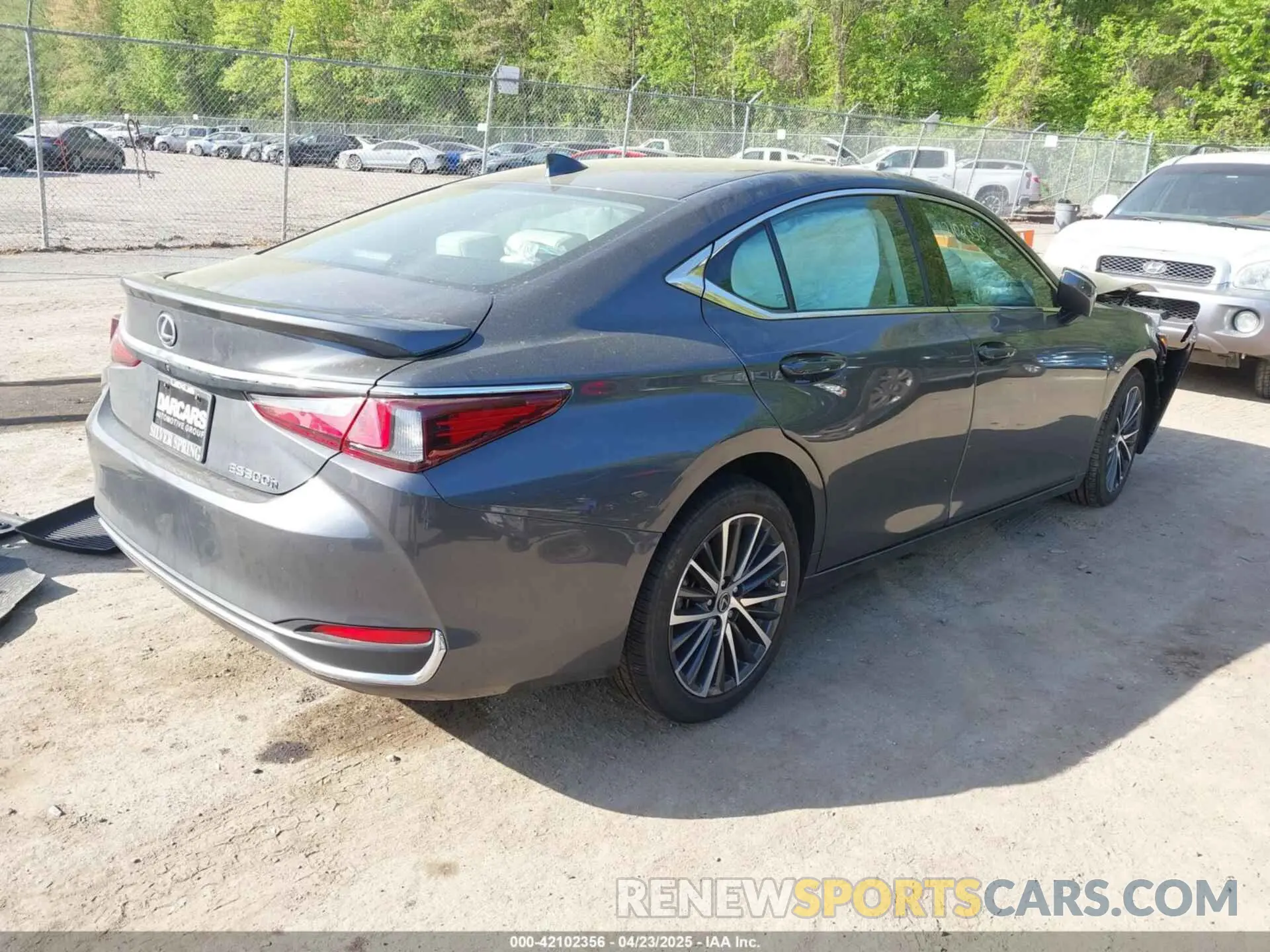 4 Photograph of a damaged car 58ADA1C19SU055619 LEXUS ES 300H 2025