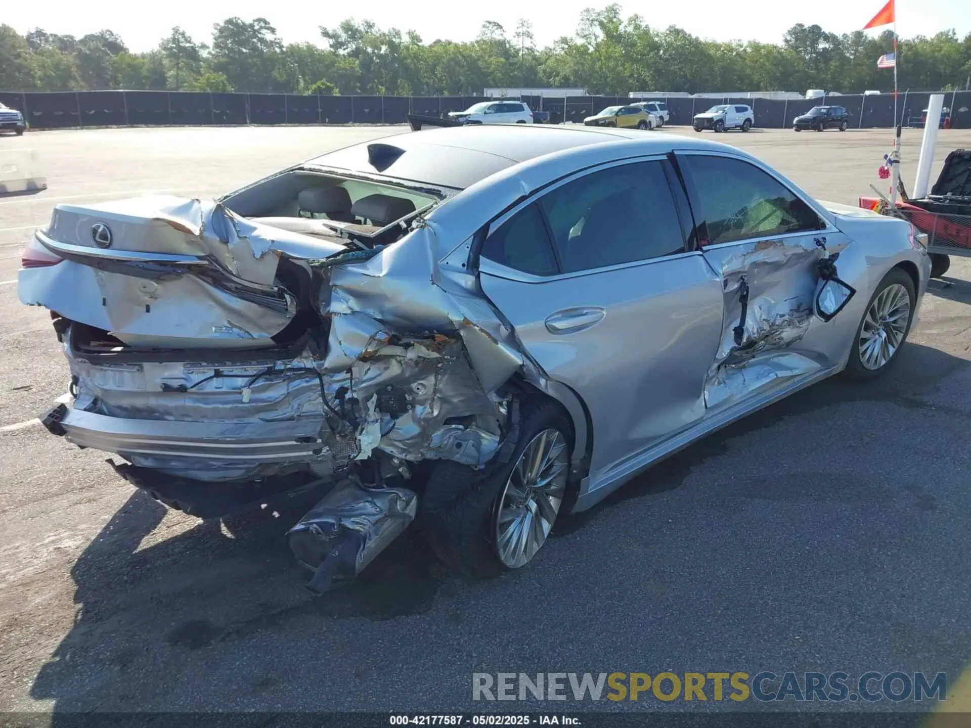 4 Photograph of a damaged car 58ABZ1B10KU023305 LEXUS ES 350 2019