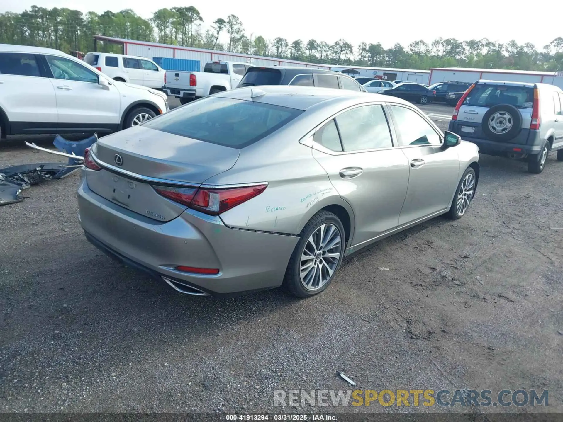 4 Photograph of a damaged car 58ABZ1B11KU023037 LEXUS ES 350 2019