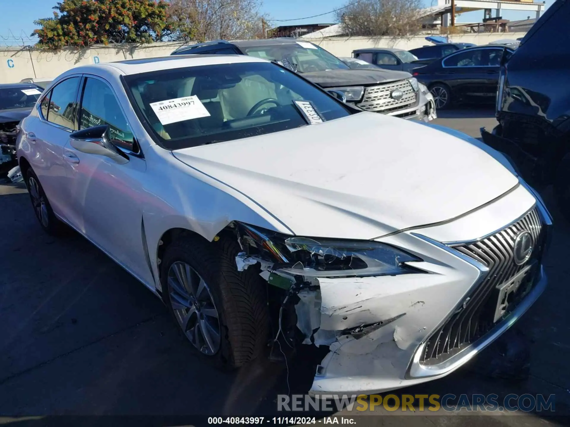 1 Photograph of a damaged car 58ABZ1B11KU047841 LEXUS ES 350 2019