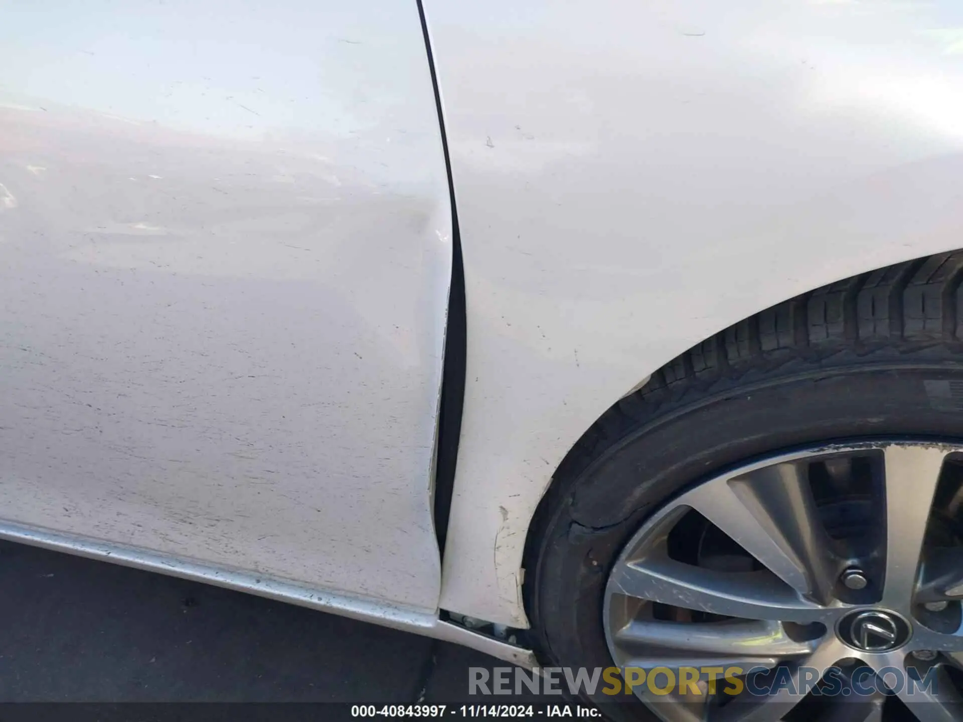 18 Photograph of a damaged car 58ABZ1B11KU047841 LEXUS ES 350 2019