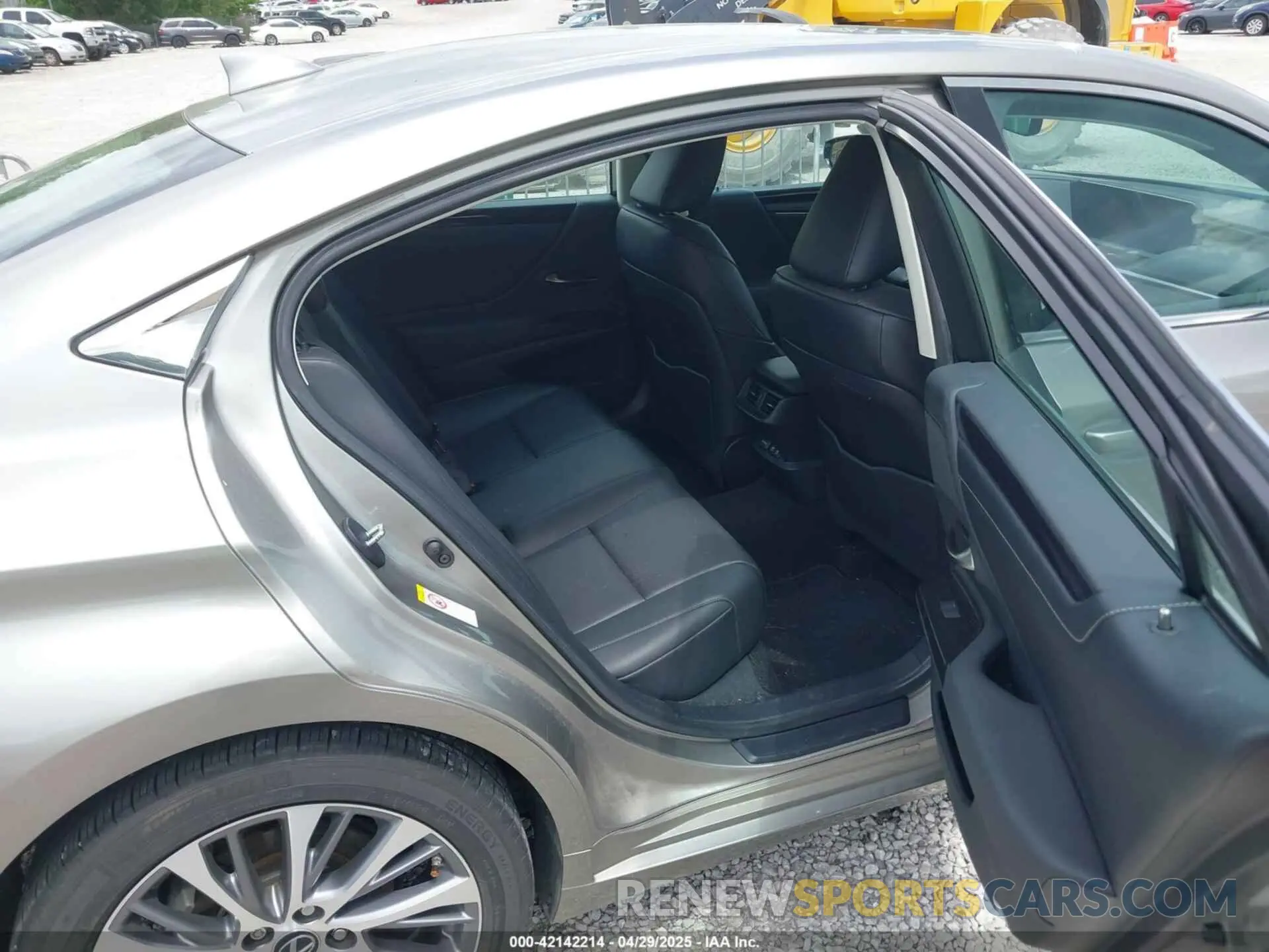 8 Photograph of a damaged car 58ABZ1B13KU015358 LEXUS ES 350 2019
