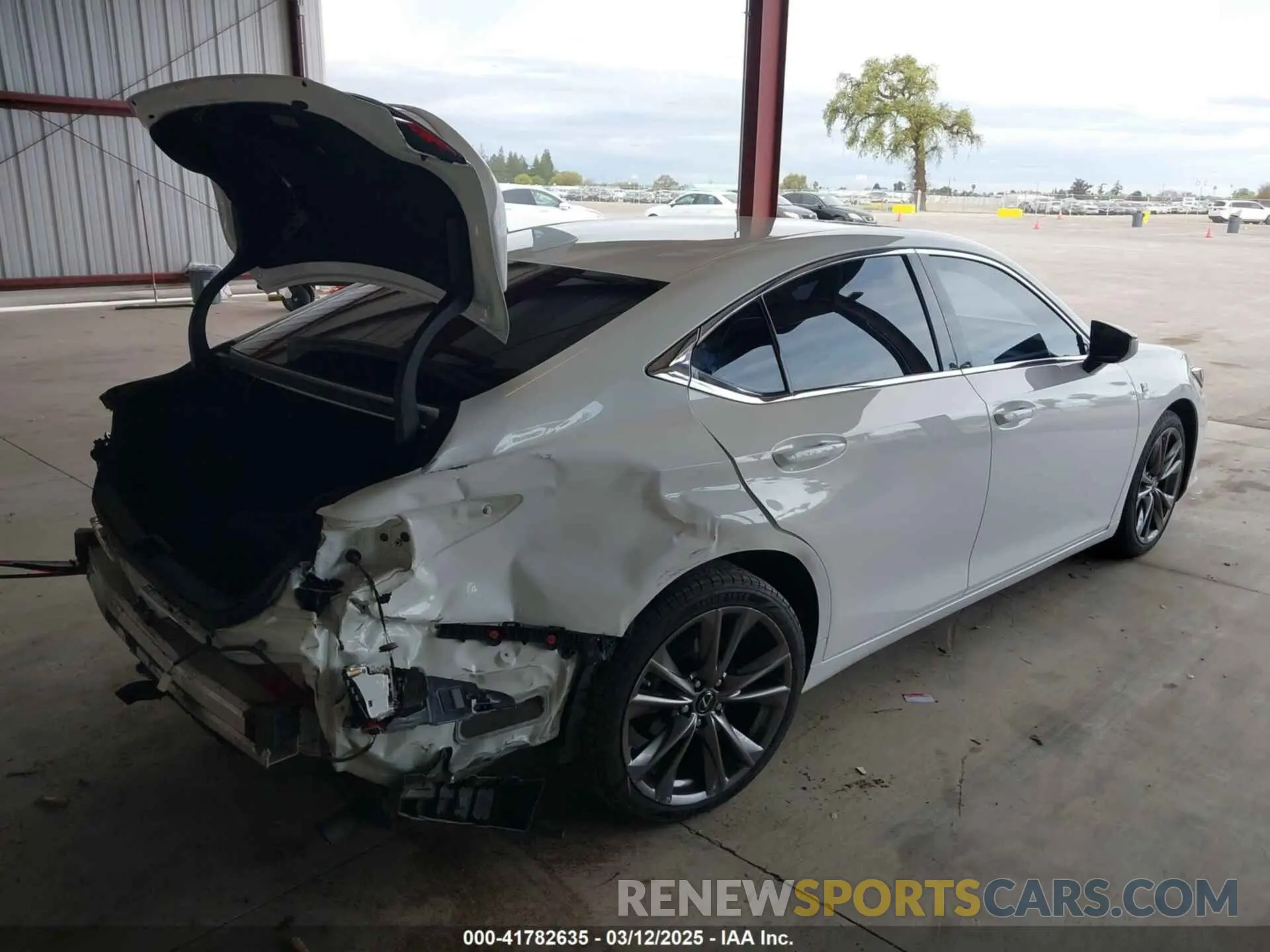 4 Photograph of a damaged car 58ABZ1B14KU006880 LEXUS ES 350 2019