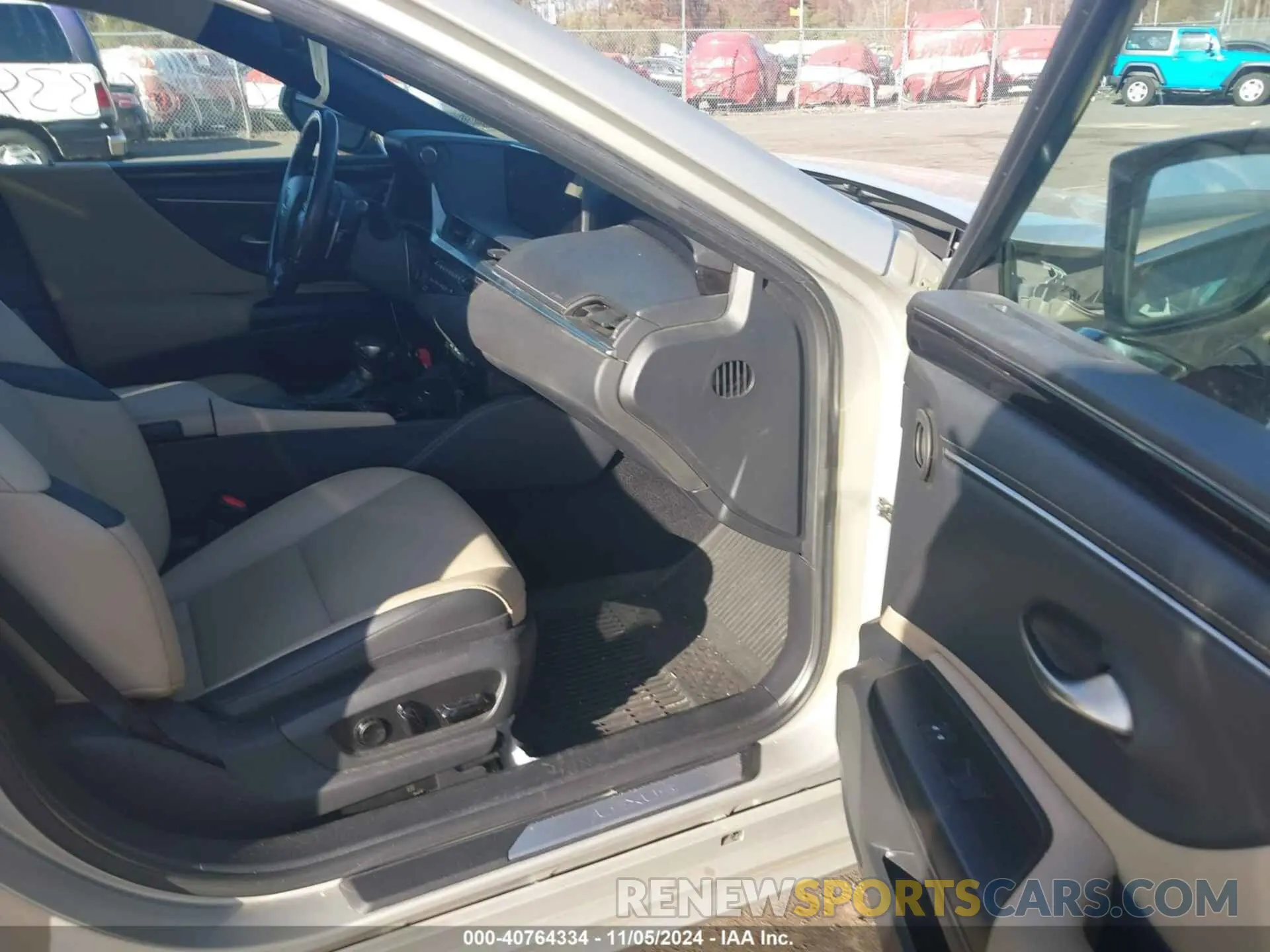 5 Photograph of a damaged car 58ABZ1B14KU018186 LEXUS ES 350 2019