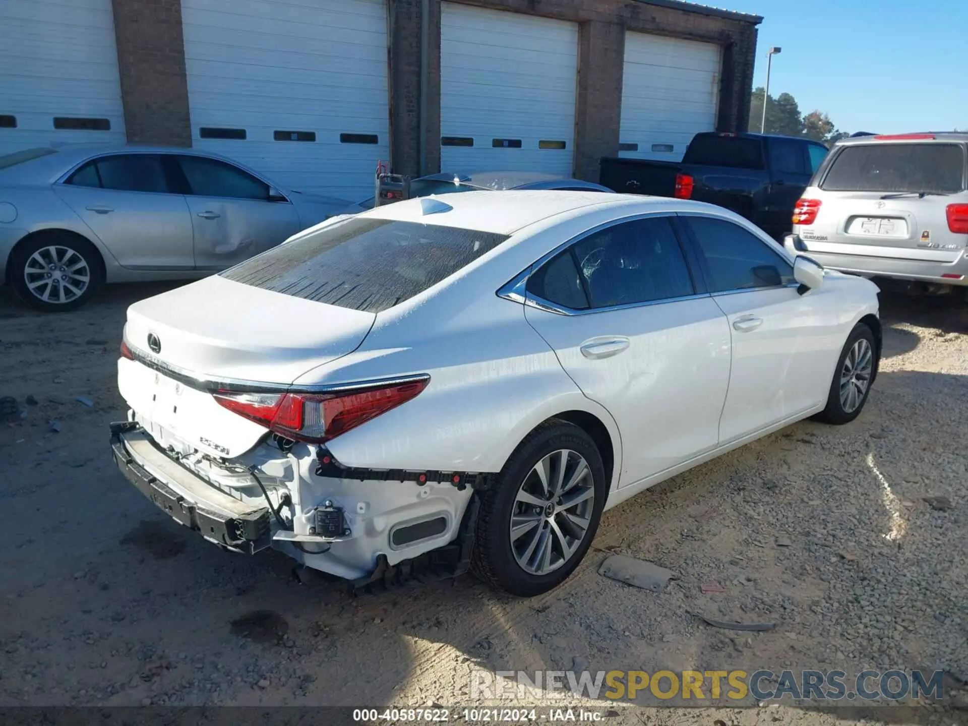 4 Photograph of a damaged car 58ABZ1B15KU045476 LEXUS ES 350 2019