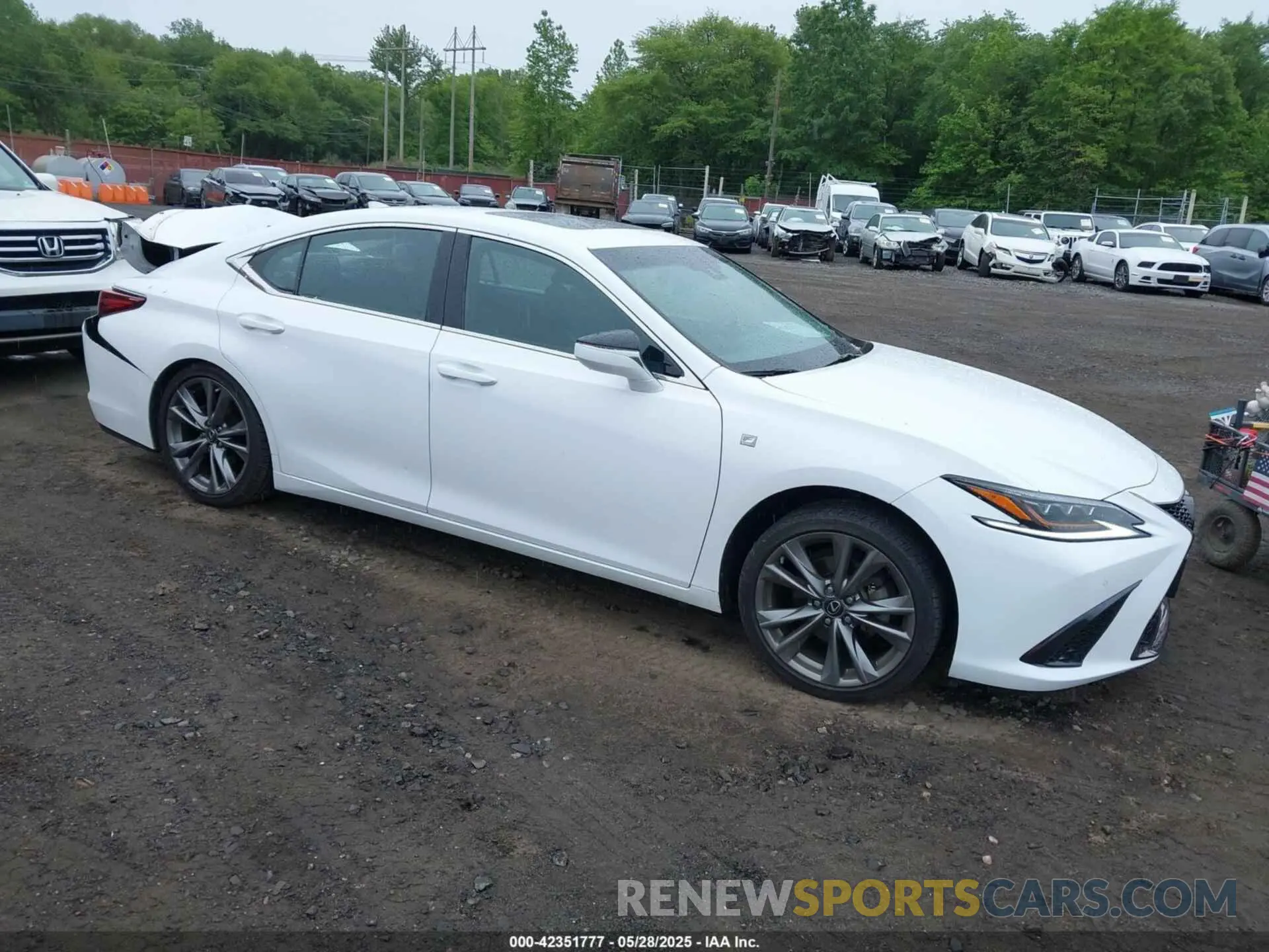 1 Photograph of a damaged car 58ABZ1B16KU002121 LEXUS ES 350 2019