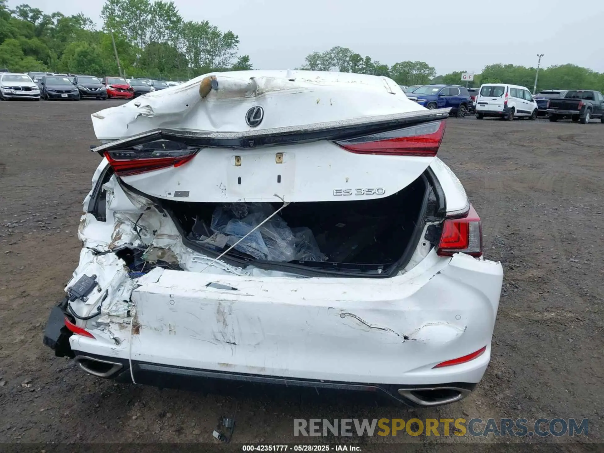 16 Photograph of a damaged car 58ABZ1B16KU002121 LEXUS ES 350 2019