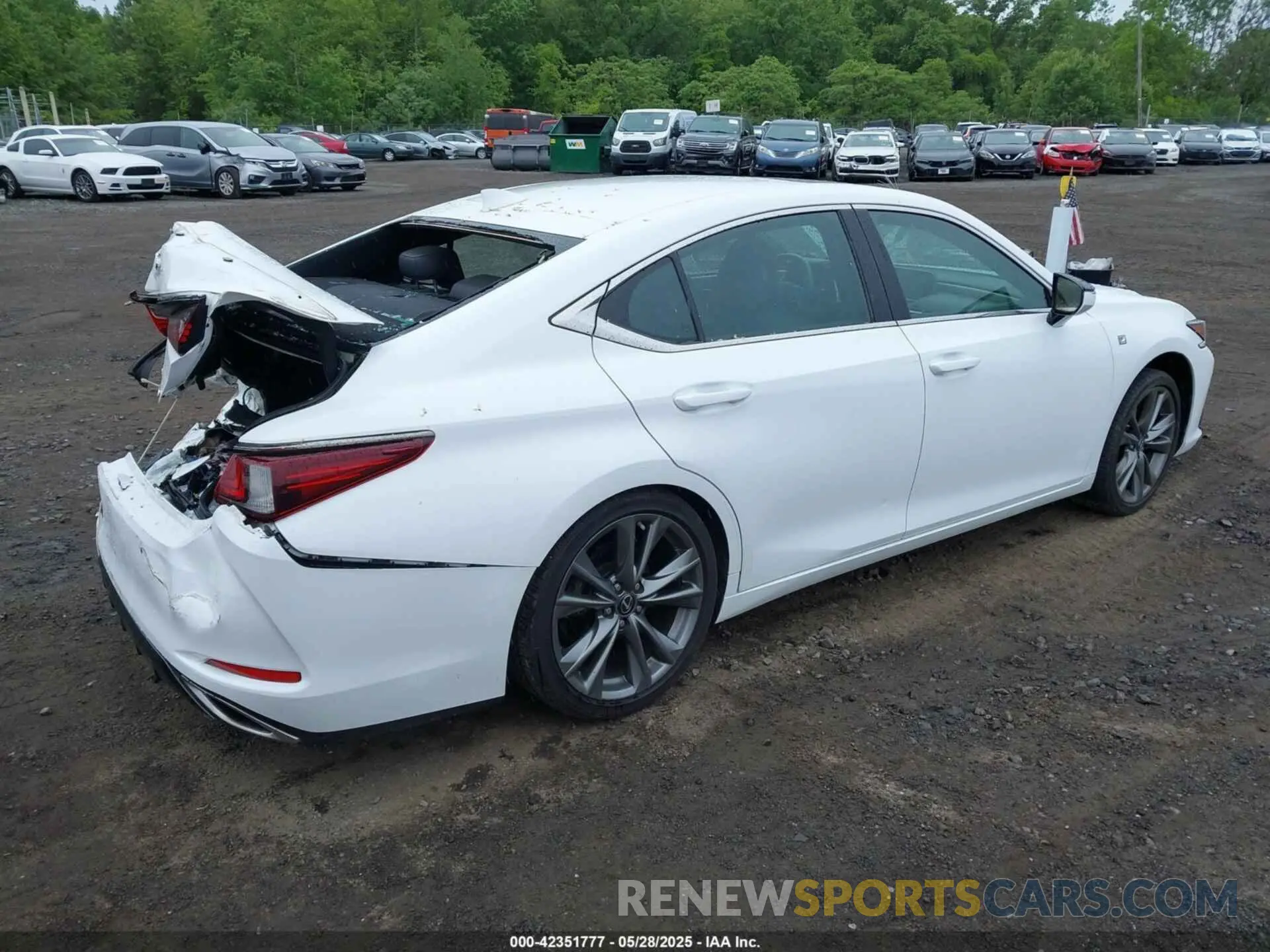 4 Photograph of a damaged car 58ABZ1B16KU002121 LEXUS ES 350 2019