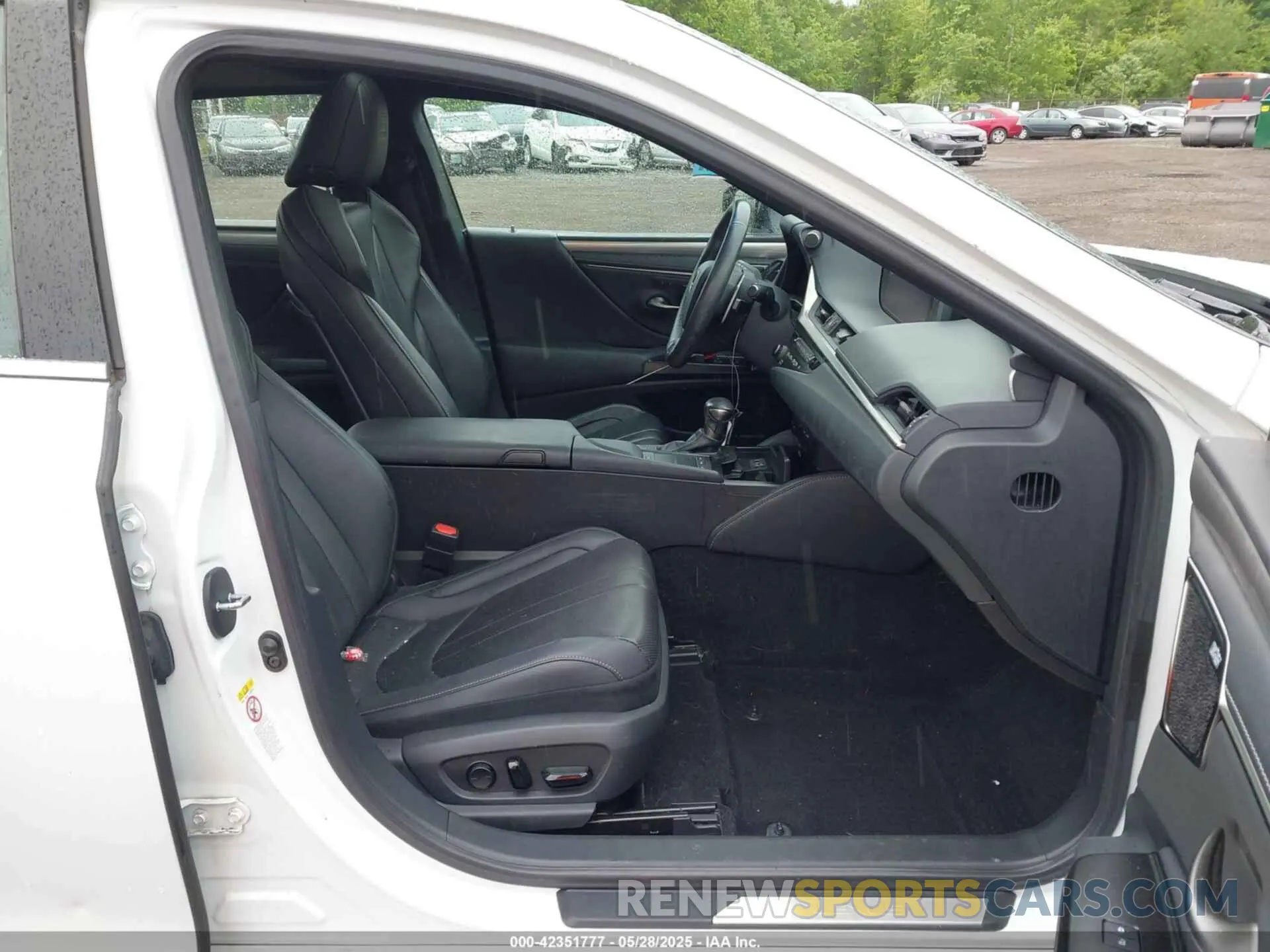 5 Photograph of a damaged car 58ABZ1B16KU002121 LEXUS ES 350 2019