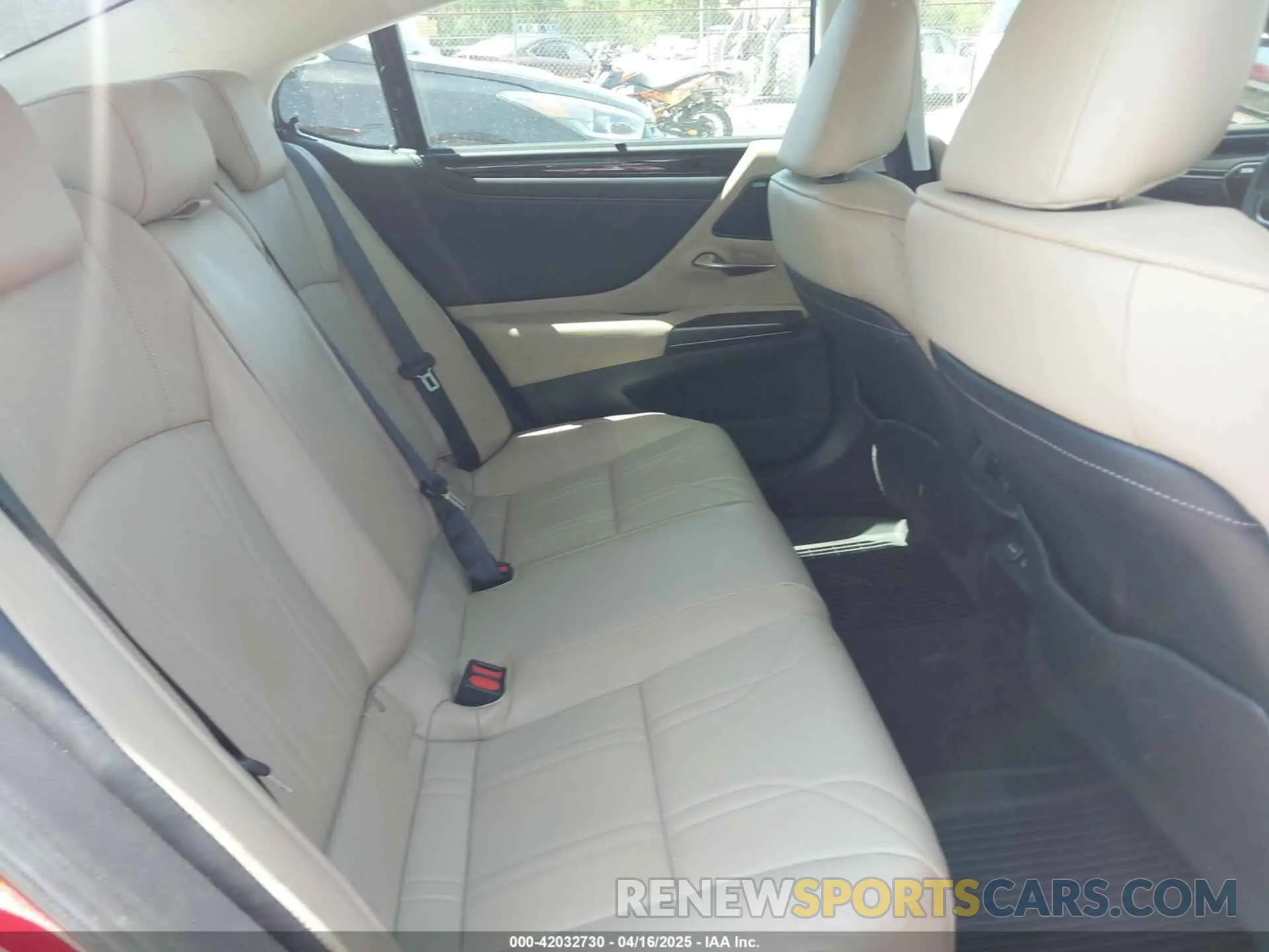 8 Photograph of a damaged car 58ABZ1B16KU011174 LEXUS ES 350 2019