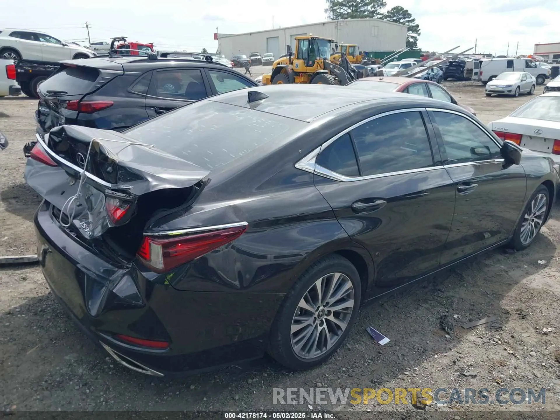 4 Photograph of a damaged car 58ABZ1B16KU020442 LEXUS ES 350 2019