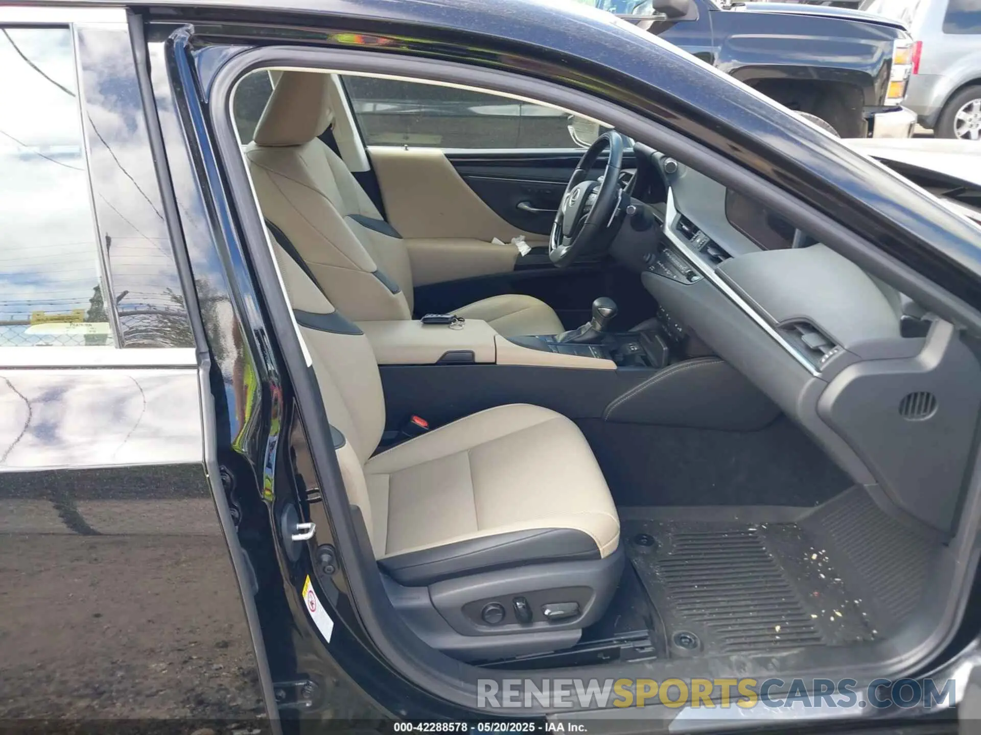 5 Photograph of a damaged car 58ABZ1B16KU042893 LEXUS ES 350 2019