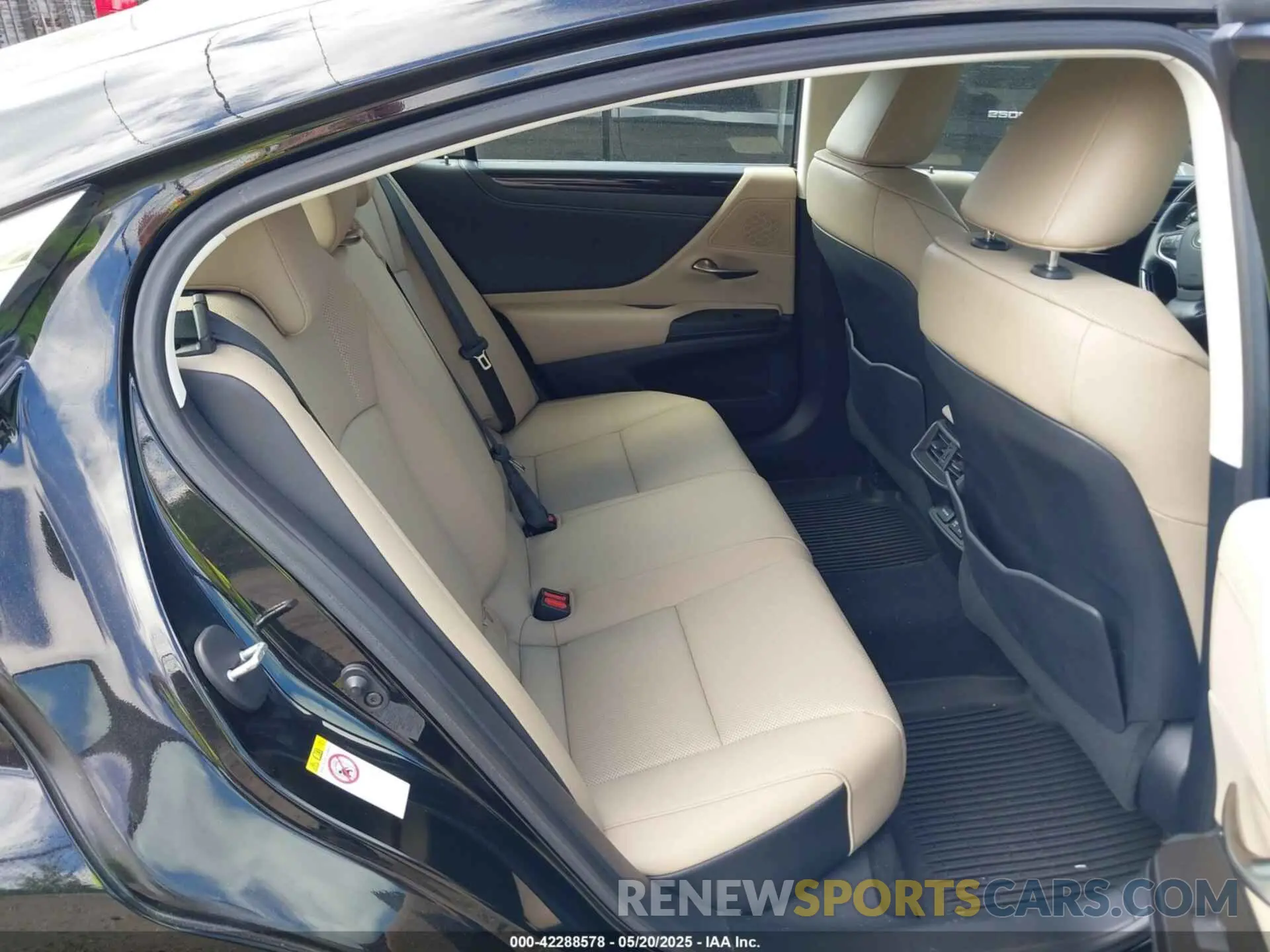 8 Photograph of a damaged car 58ABZ1B16KU042893 LEXUS ES 350 2019