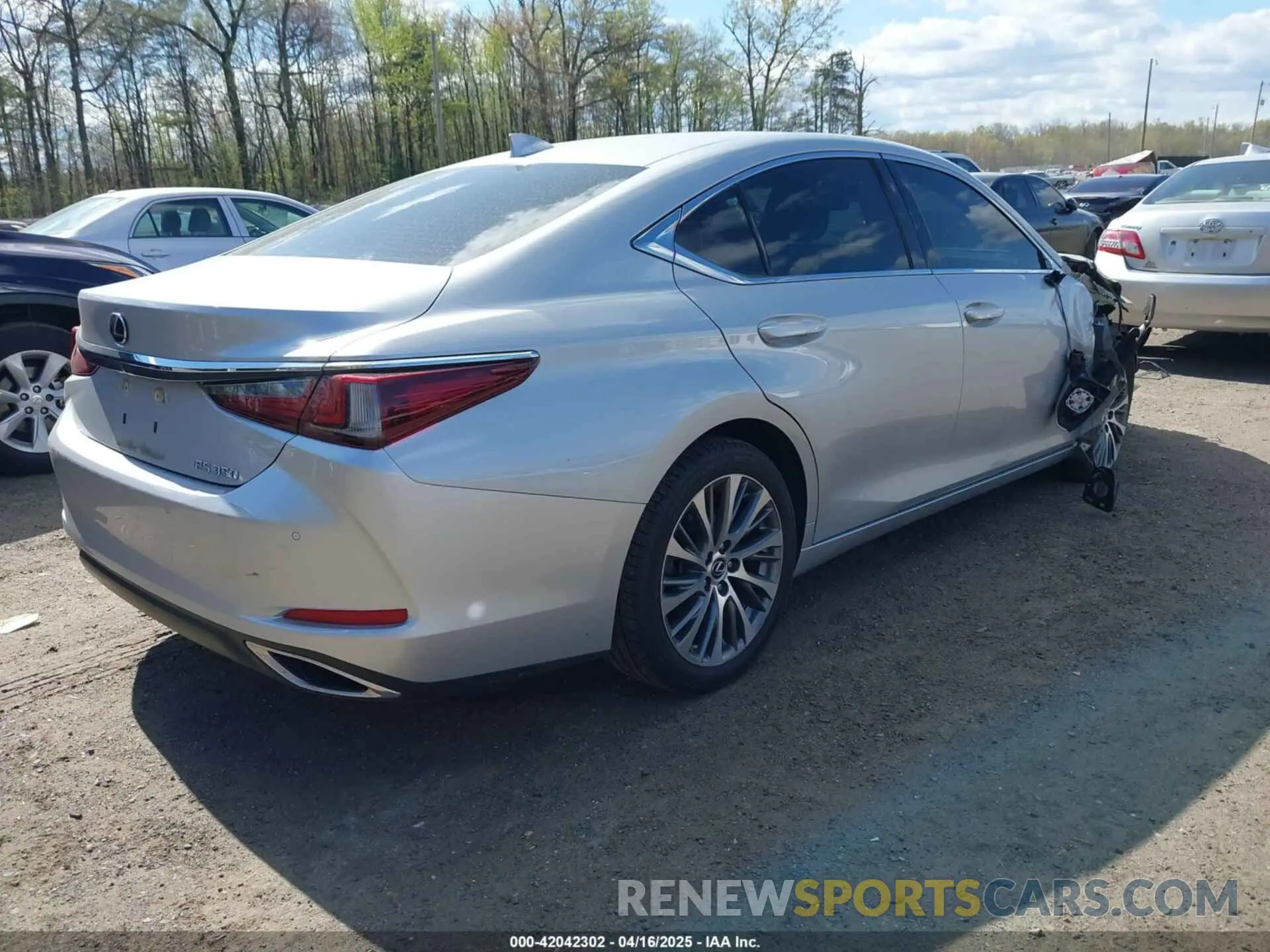 4 Photograph of a damaged car 58ABZ1B16KU043963 LEXUS ES 350 2019