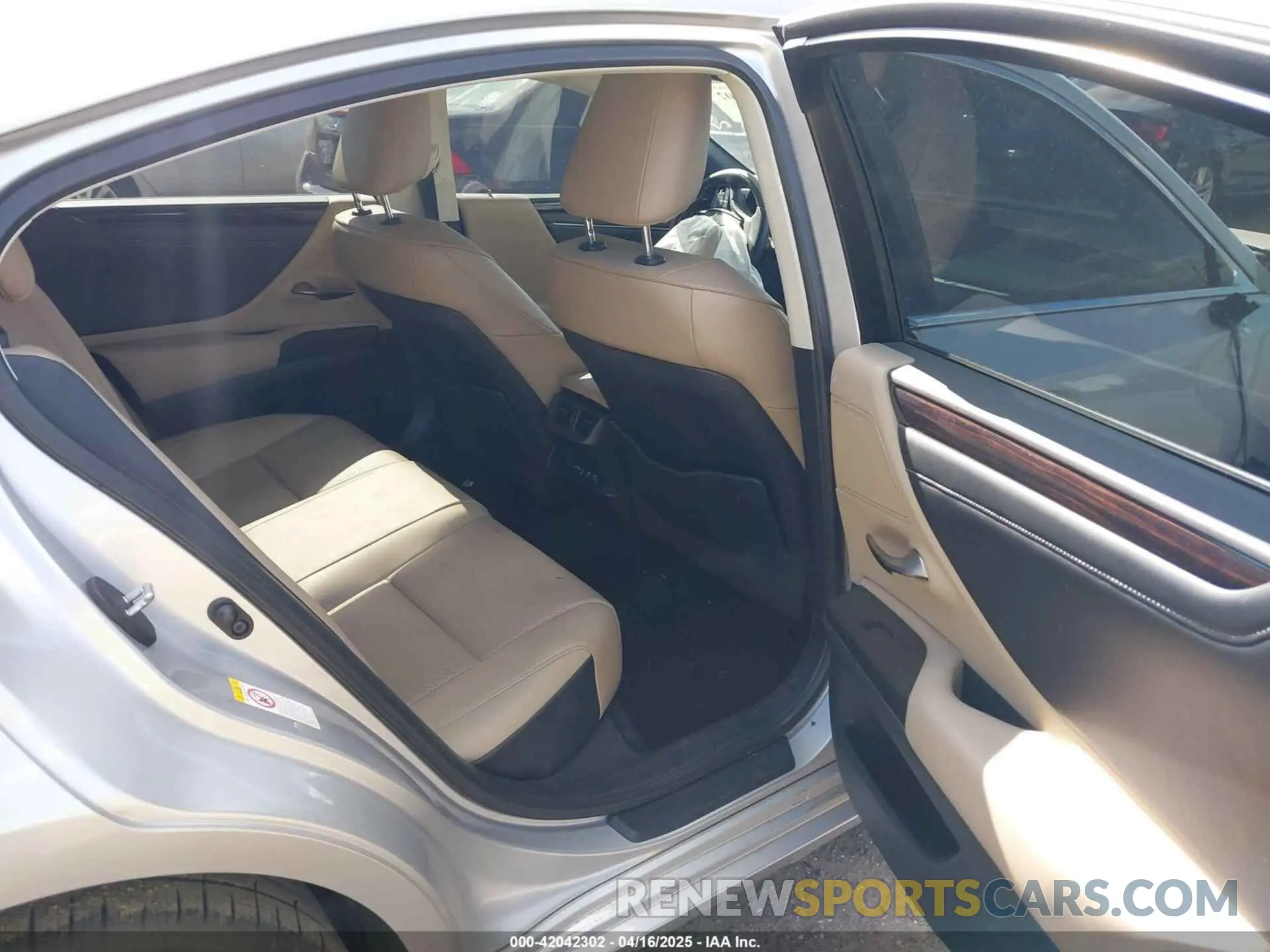 8 Photograph of a damaged car 58ABZ1B16KU043963 LEXUS ES 350 2019