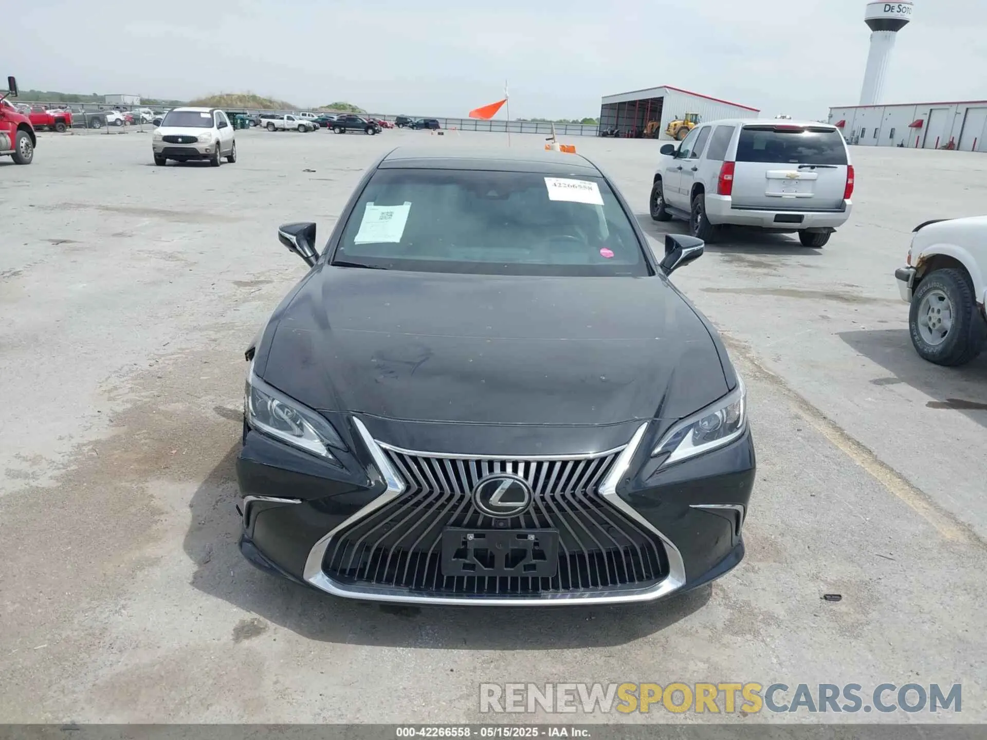 12 Photograph of a damaged car 58ABZ1B17KU008512 LEXUS ES 350 2019