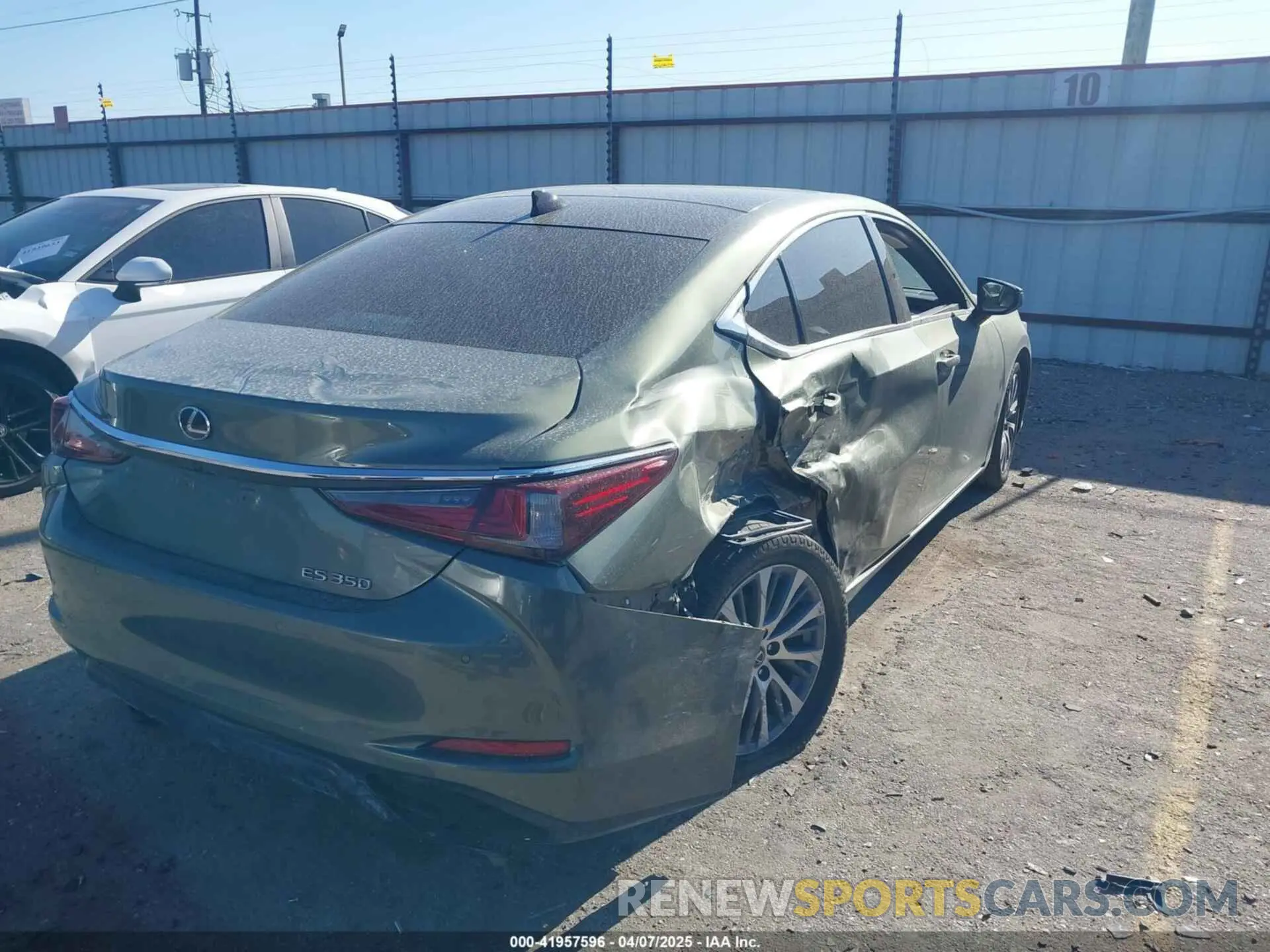 4 Photograph of a damaged car 58ABZ1B18KU016098 LEXUS ES 350 2019